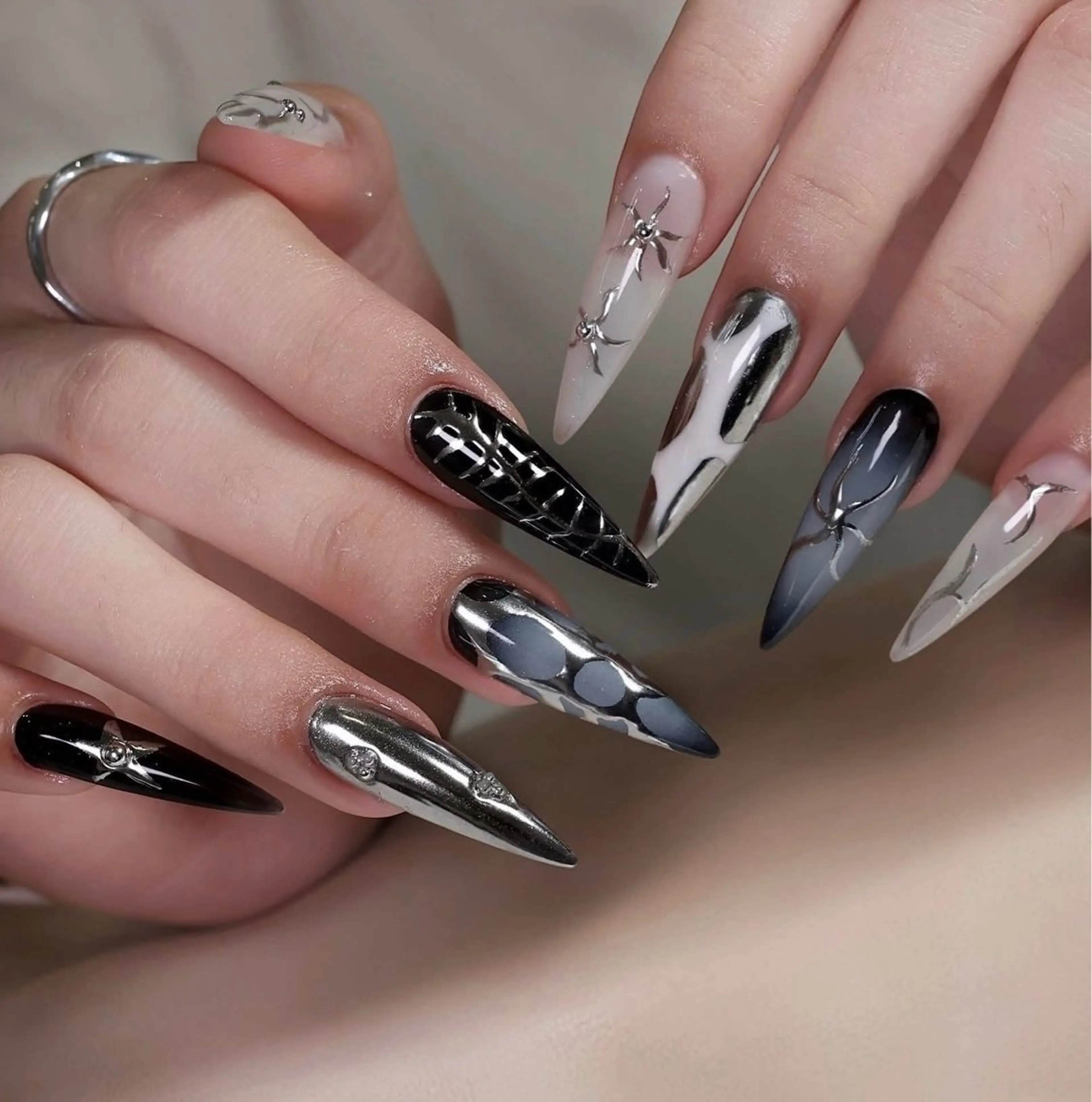 期間限定メニュー🎀オフ無し➕チップ長さだし🎀デザインつけ放題✨の写真