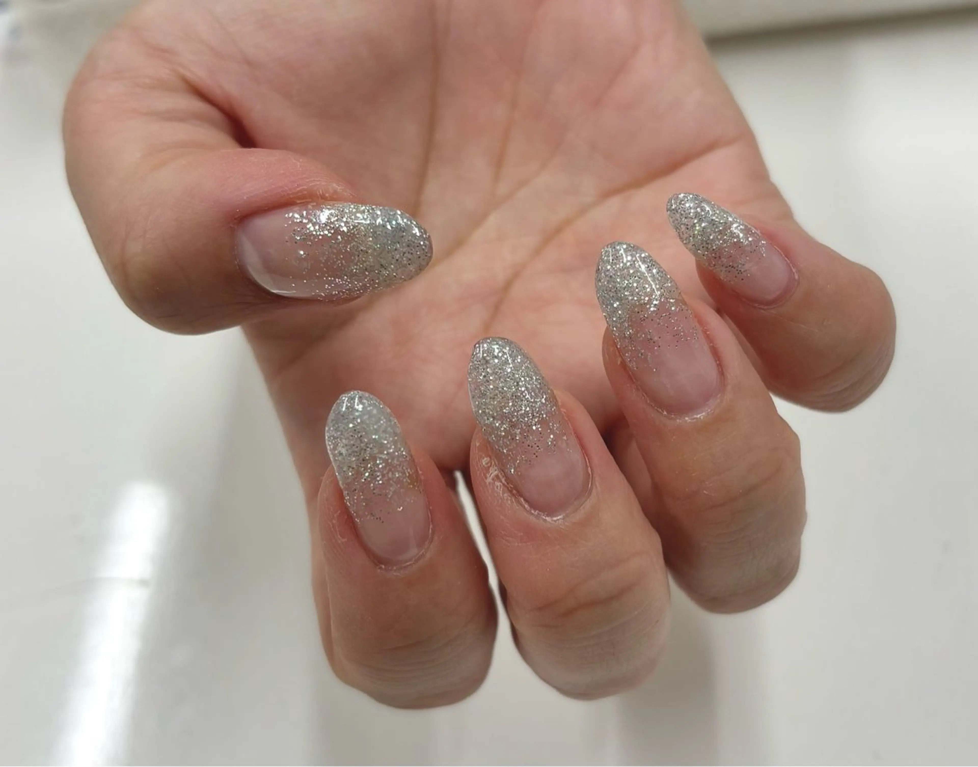 ネイル グラデーション ラメ(グリッター) ラメグラデーション シルバー bs-nail Aiのネイルデザイン