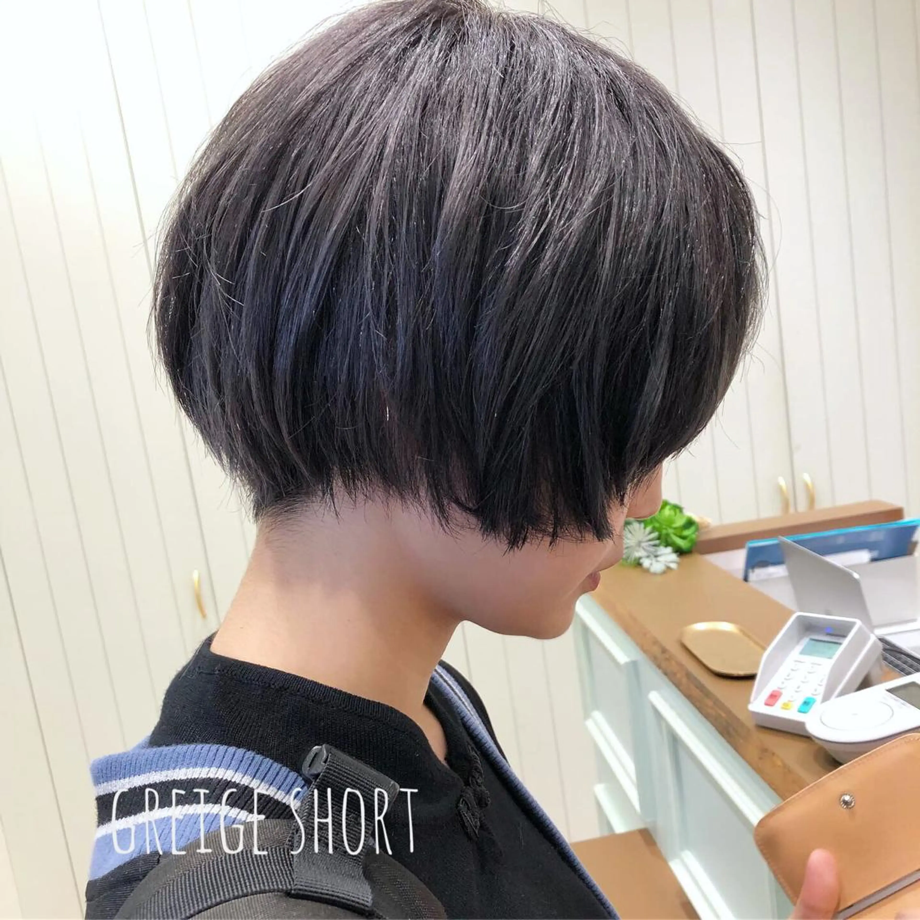 ショート カラー ブリーチ ケアブリーチ グレージュ ショートヘア ケアブリーチ 坪井佑樹のヘアスタイル
