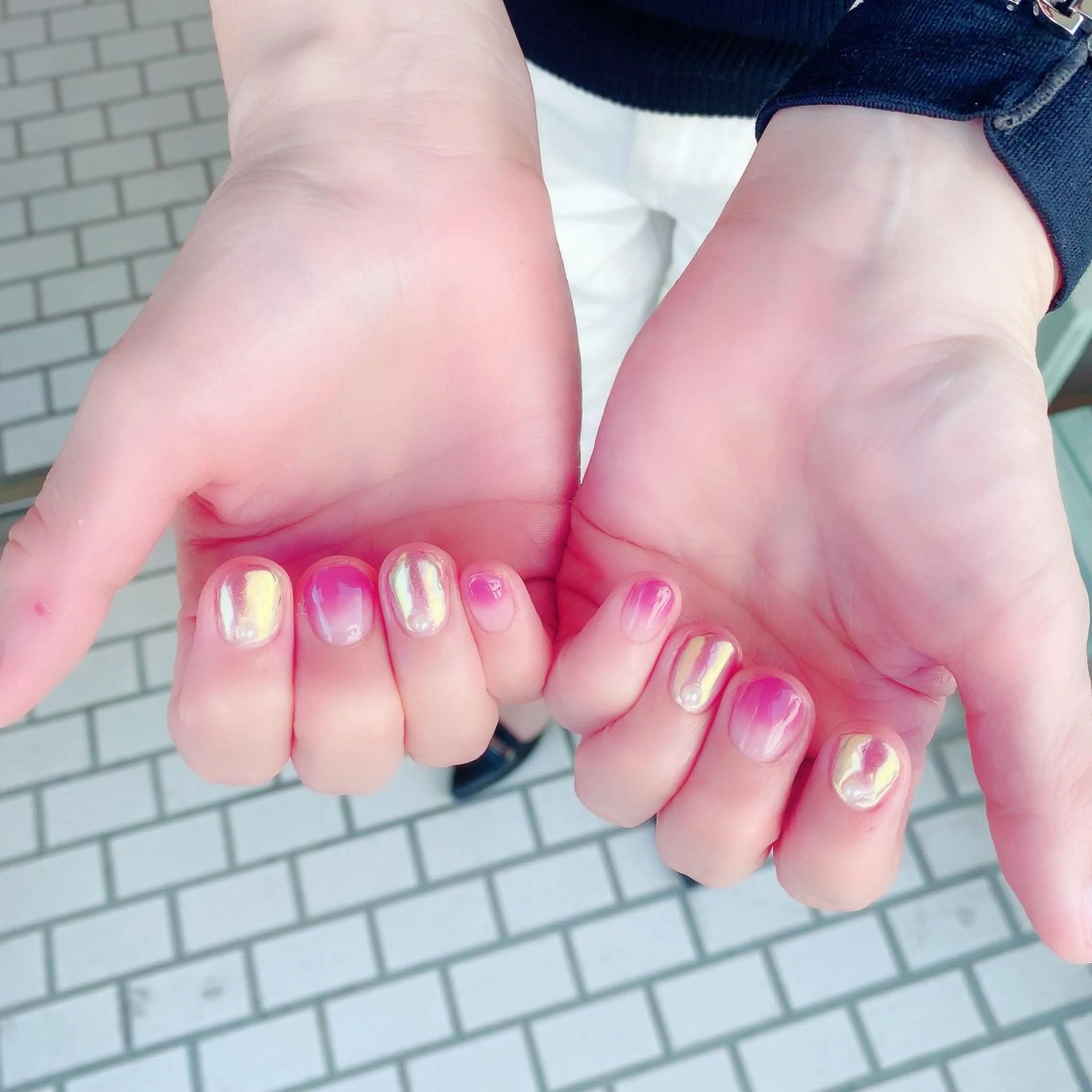 ネイル オーロラネイル キラキラネイル ピンク ショートネイル ハンドネイル マジョリカ ブルーのネイルデザイン