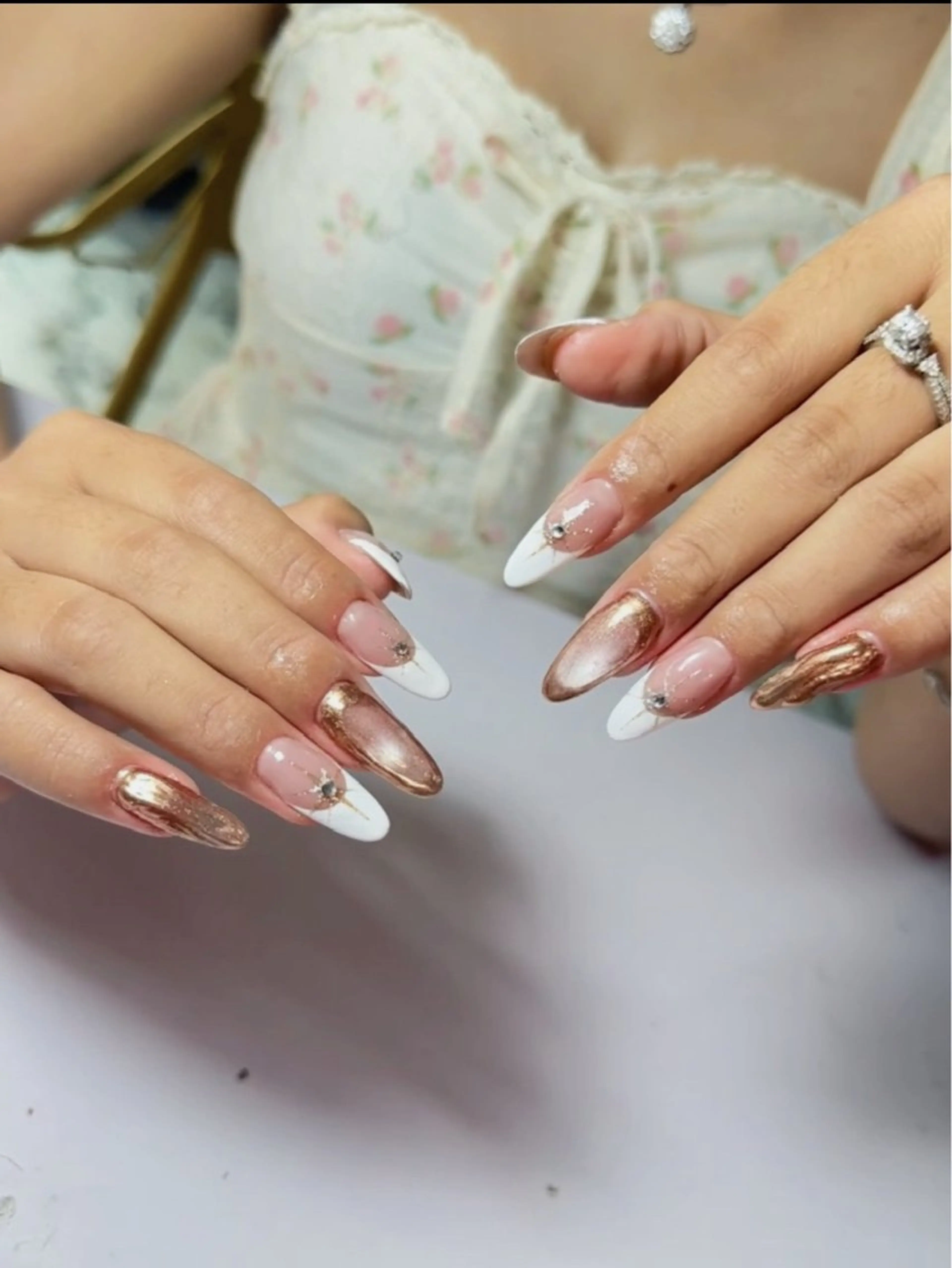 付け爪, ジェルネイル, 立体ミラーネイル, キャットアイネイル, フレンチネイル, ゴールドラメ、ストーンアート💅の写真