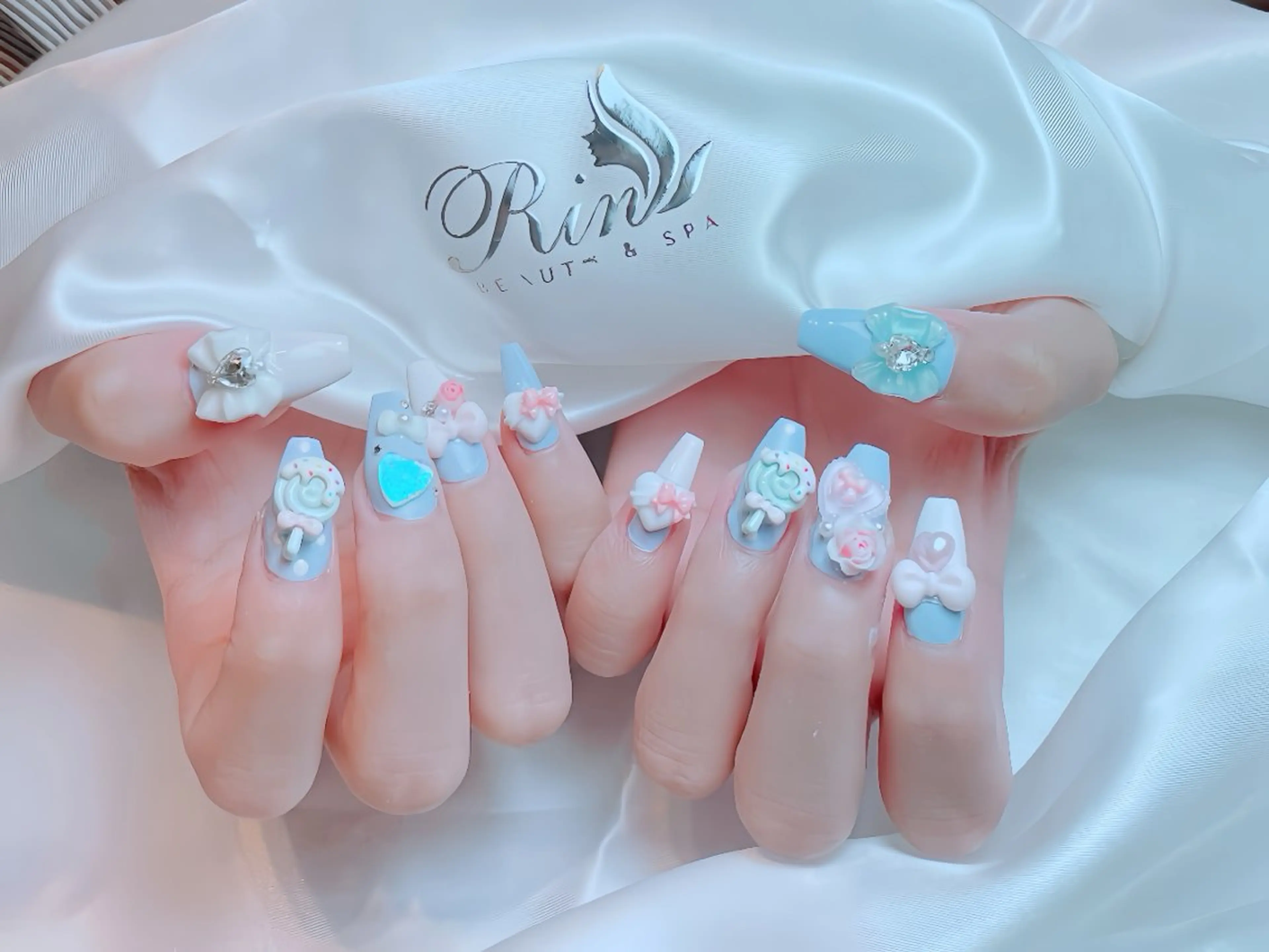 ネイル チークネイル フレンチネイル ガラスフレンチ グラデーション キラキラネイル ハンドネイル Rin Nail所属・Rin Nailのネイルデザイン