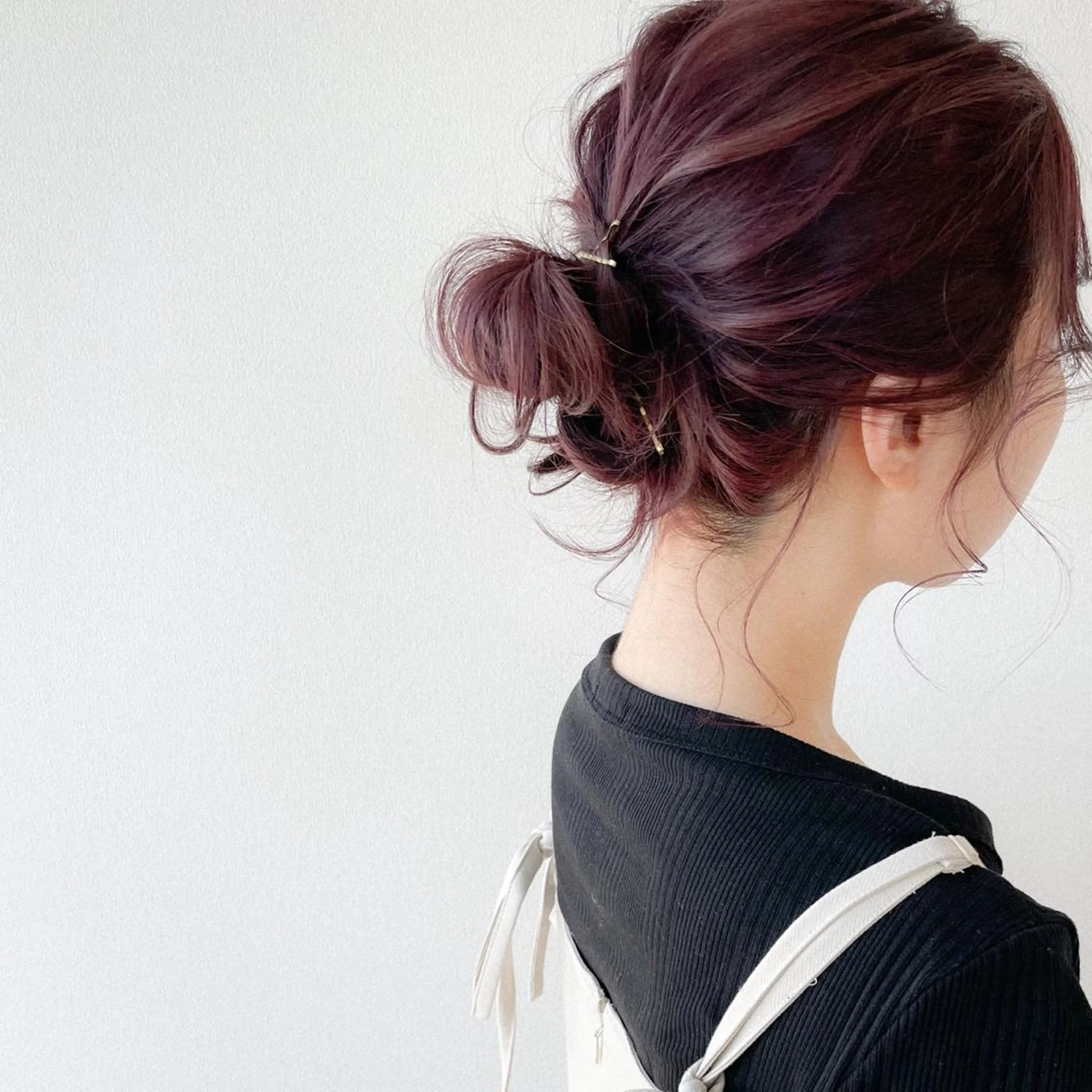 ミディアム カラー ヘアアレンジ お団子ヘア ピンクカラー ピンクパープル パープルカラー autre所属・大久保 ひでなりのヘアスタイル