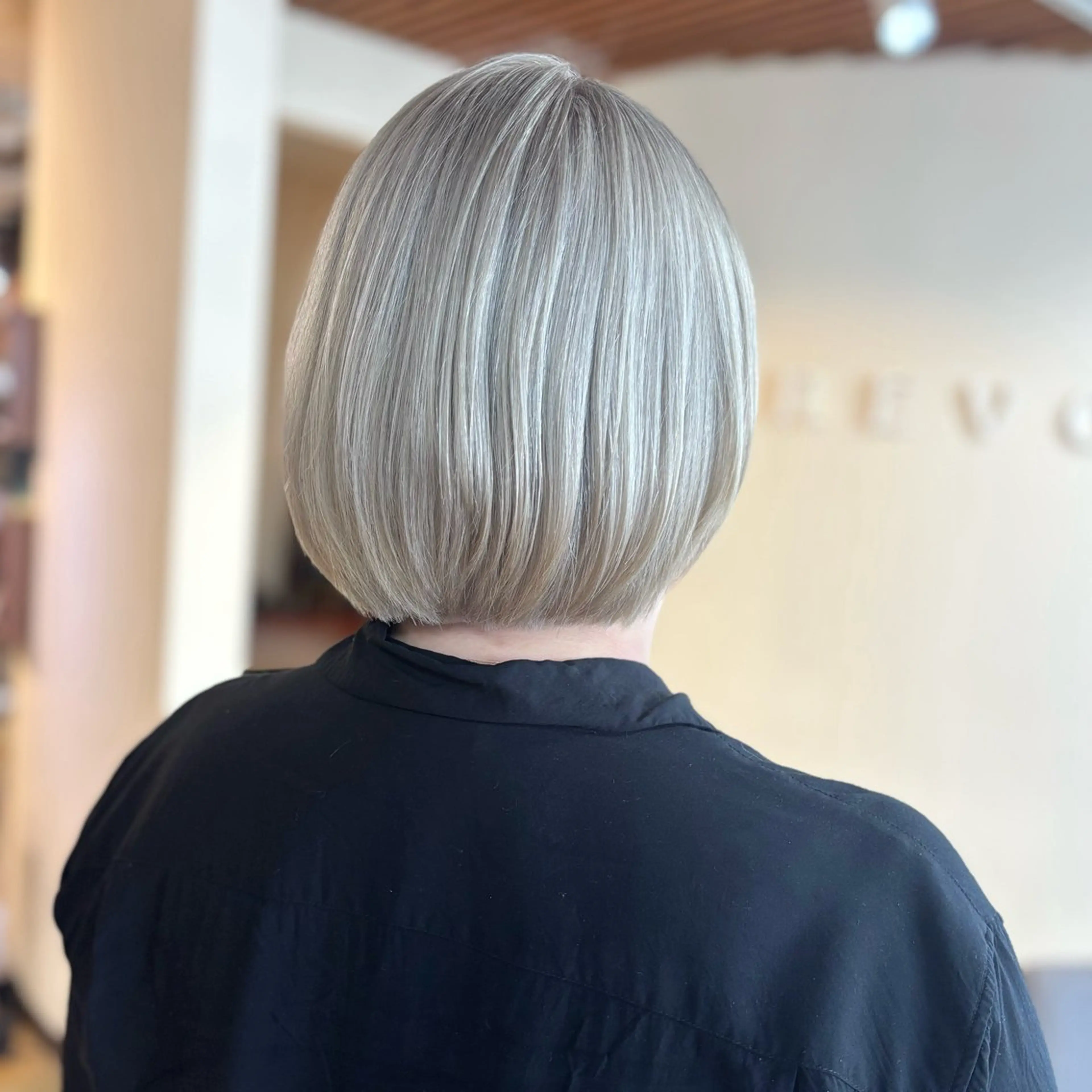 ショート カラー ショートボブ ベージュカラー ブリーチ ホワイトベージュ ボブ カット ヘアカラー MIKA 柏のヘアスタイル