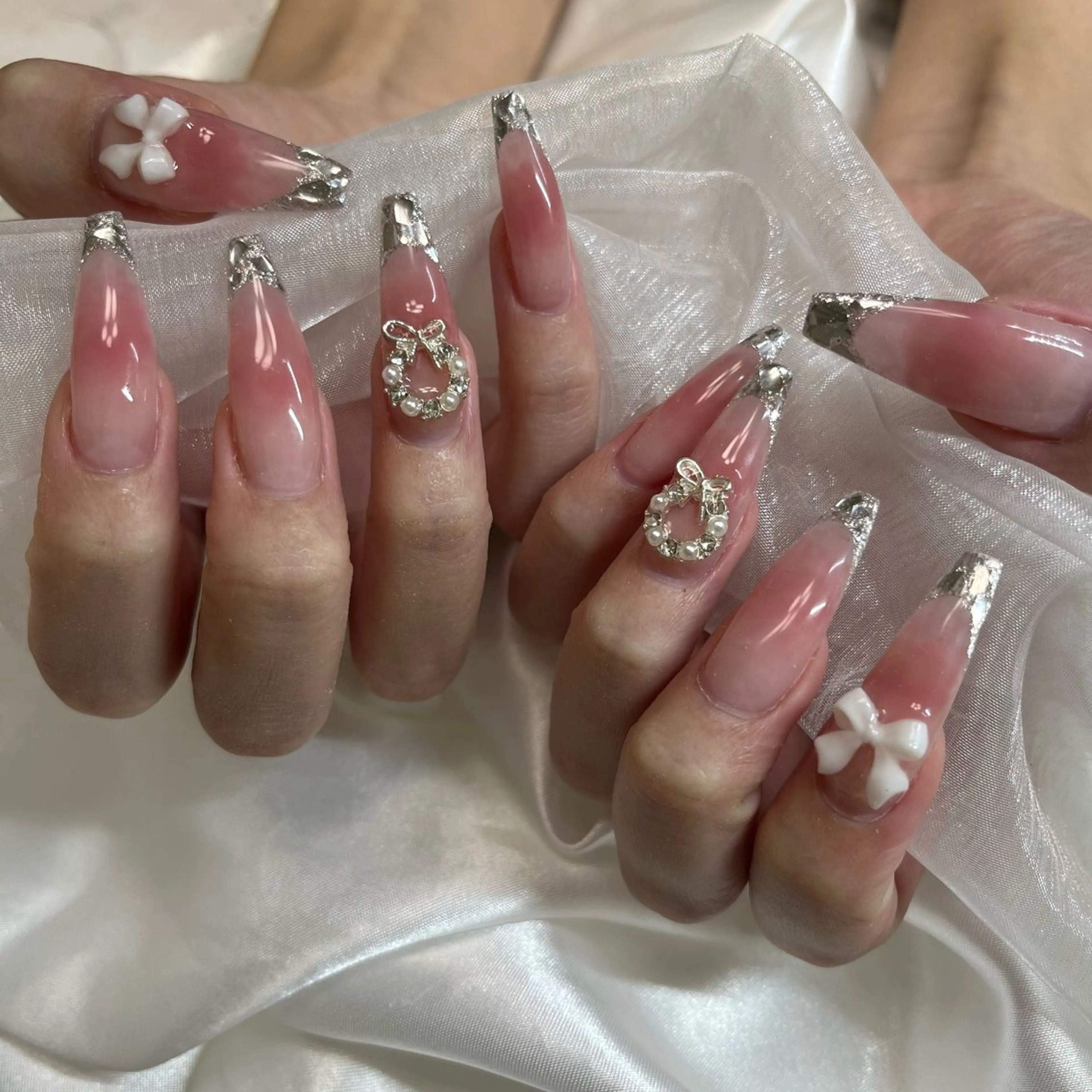 ネイル フットネイル フレンチネイル キラキラネイル 韓国ネイル マグネットネイル n'eige nail所属・大谷 綾香のネイルデザイン