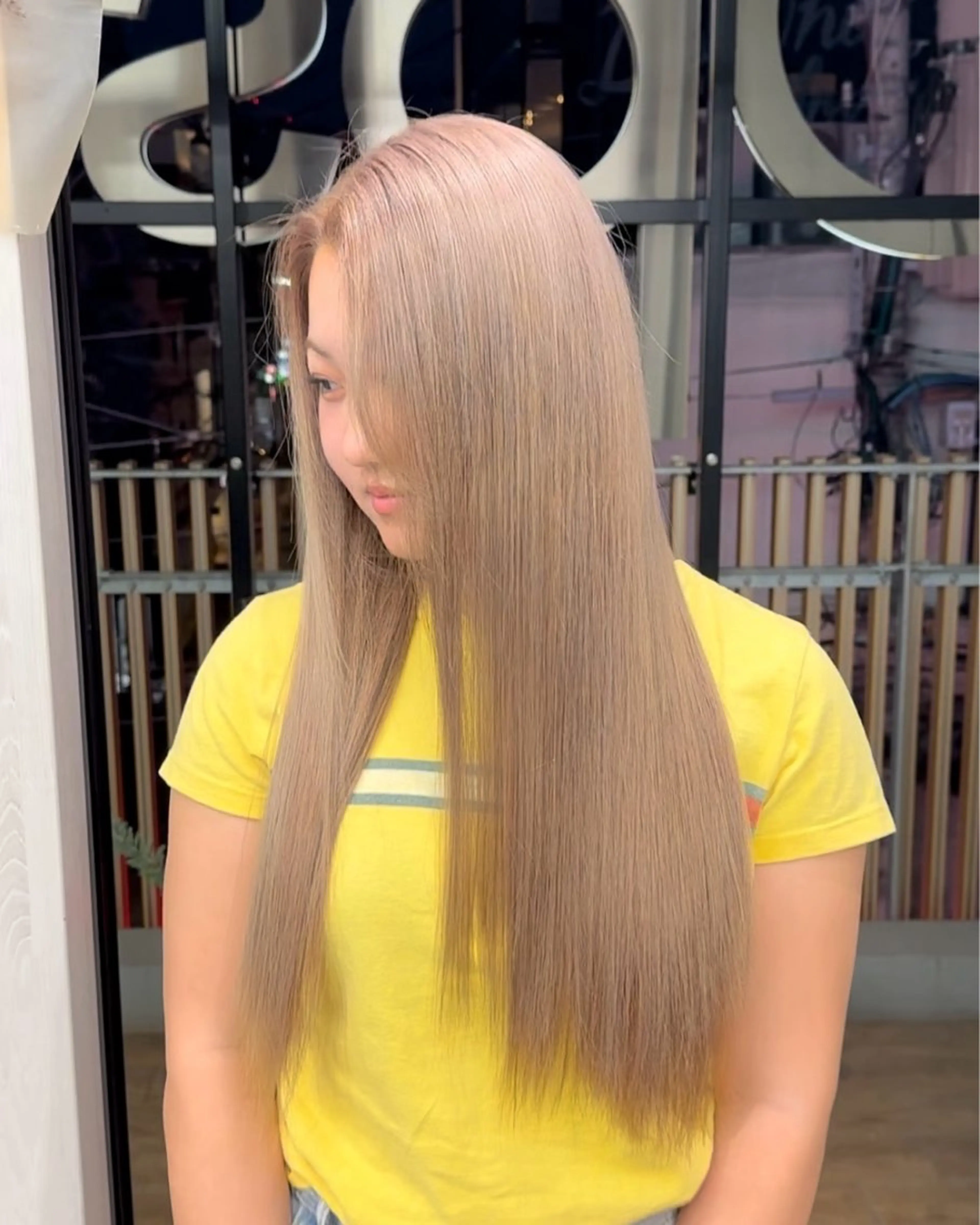 ロング カラー ベージュカラー ハイトーンカラー ミルクティーベージュ ヘアカラー トリートメント 佃 優音のヘアスタイル
