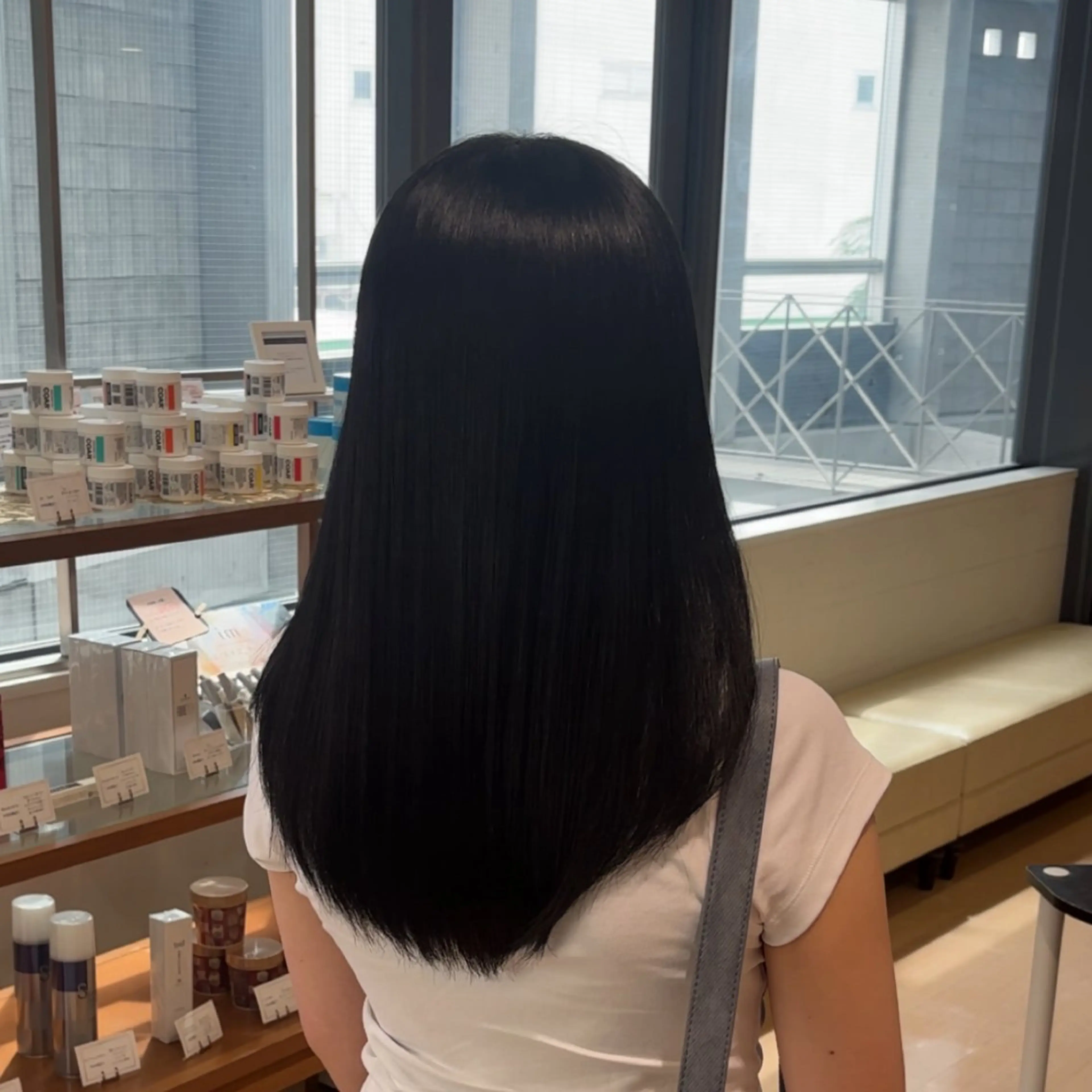 セミロング カラー aura所属・波巻きパーマ✨️ ケアブリーチカラーのヘアスタイル