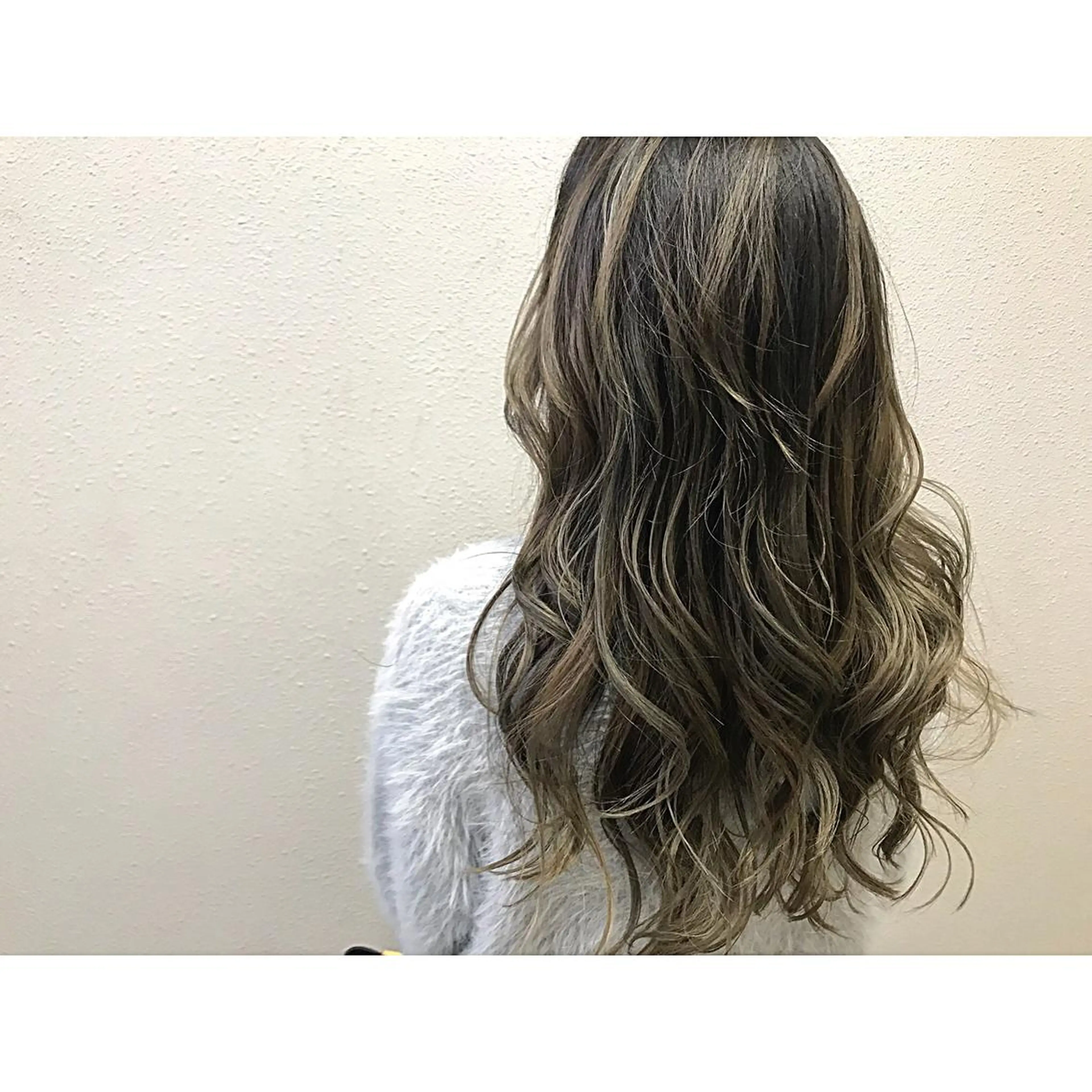 ロング カラー アッシュ グラデーションカラー カット ヘアカラー トリートメント 荒木 拓也のヘアスタイル