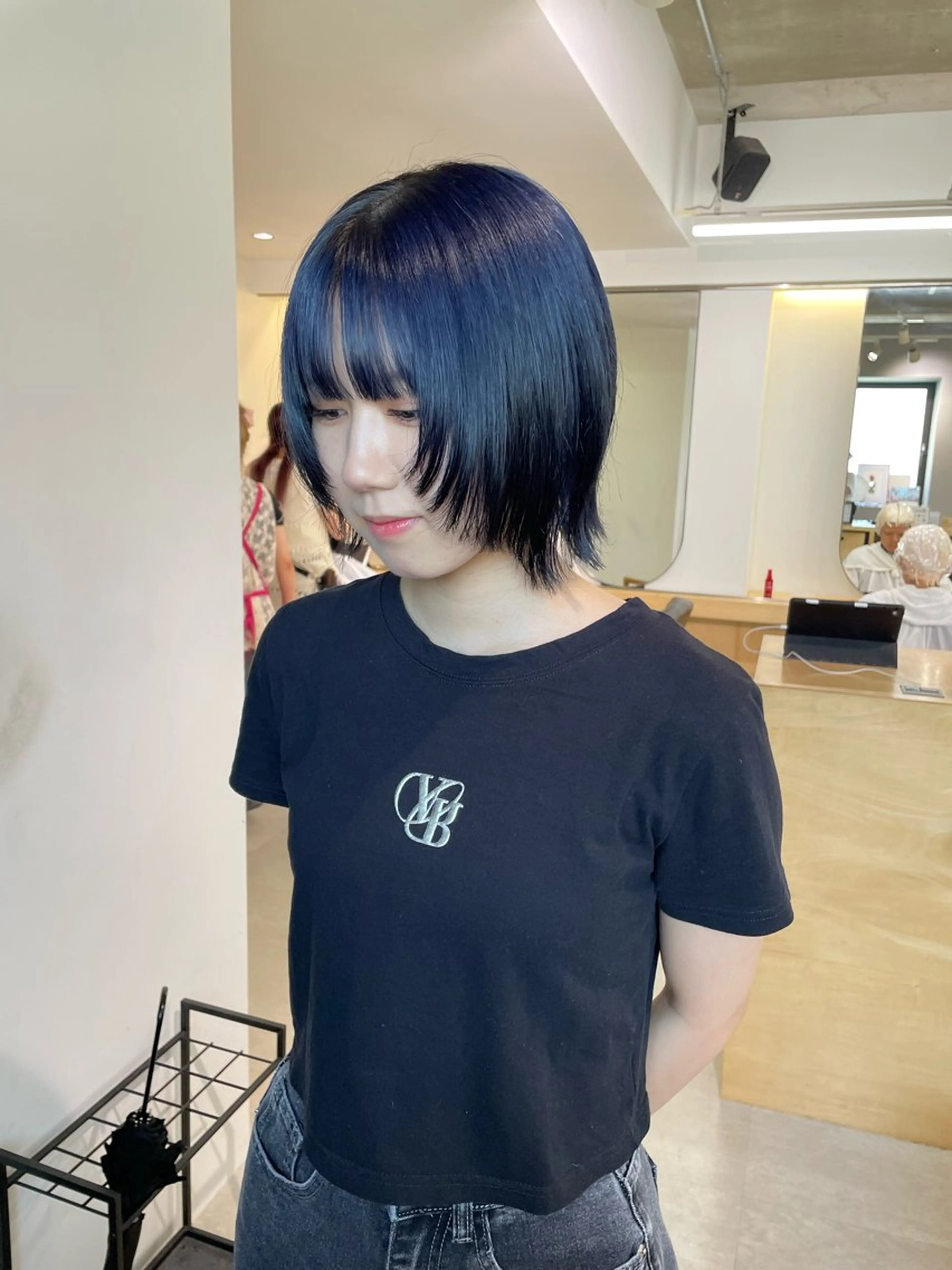 ミディアム カラー ボブレイヤー 黒髪 ブルーカラー ブルーブラック デザインカラー カット ヘアカラー トリートメント MIU/ルーツカラー ボブ/顔周りレイヤーのヘアスタイル