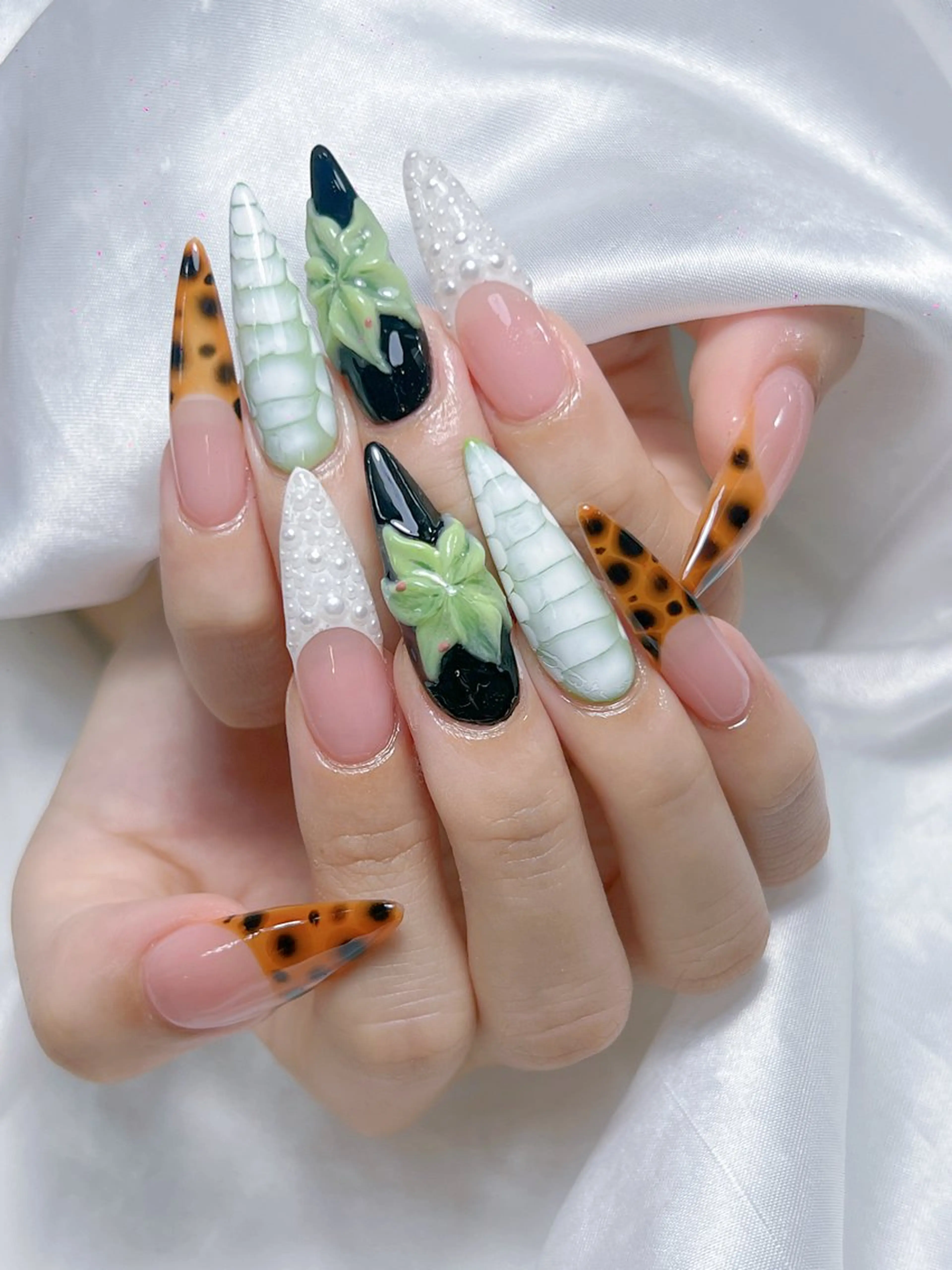 ネイル LEELA NAIL STUDIO所属・LEELA NAIL STUDIOのネイルデザイン