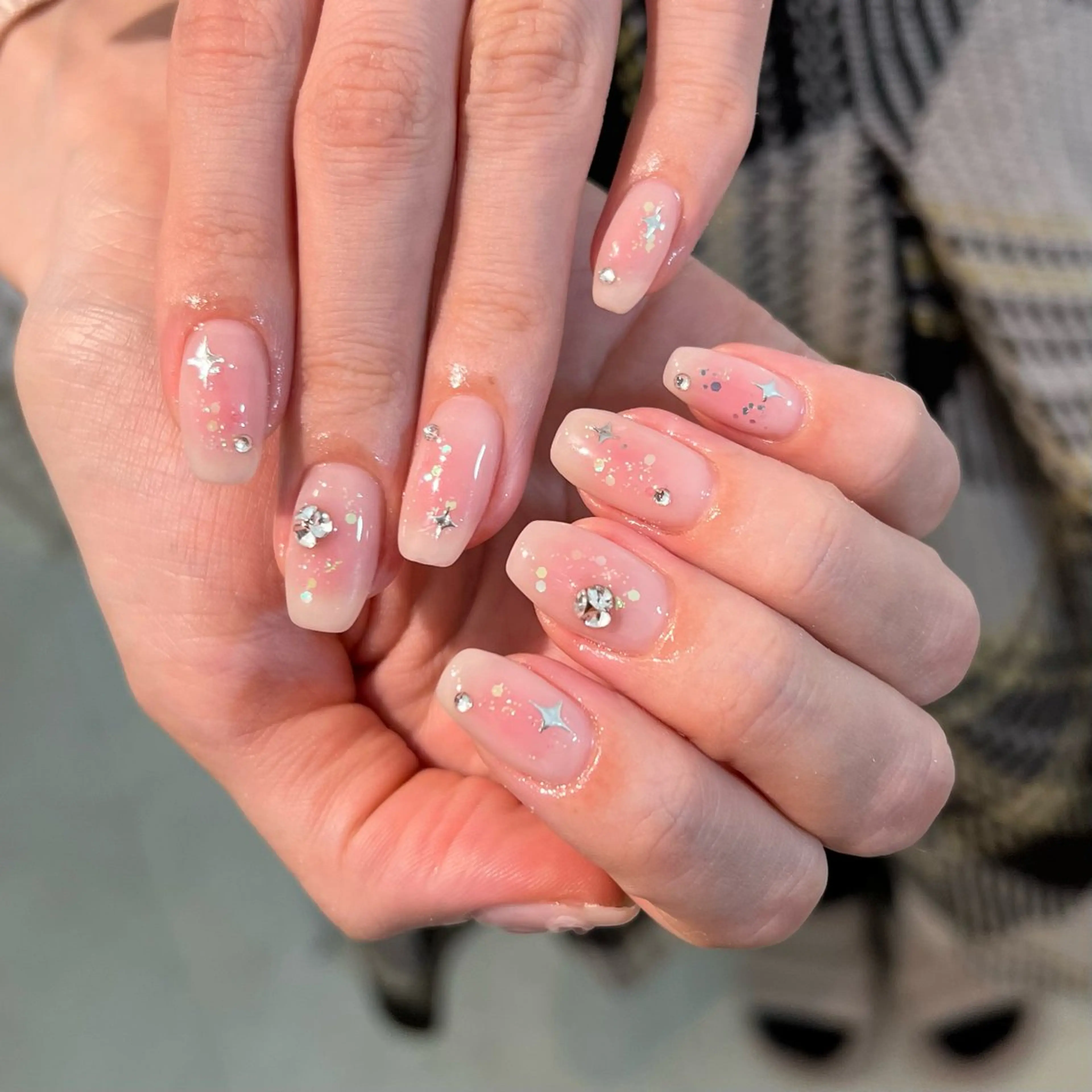 ネイル キラキラネイル ハンドネイル sio.nail&eyebrow salon shimokitazawa2号店所属・nailist mana𖤐´-のネイルデザイン