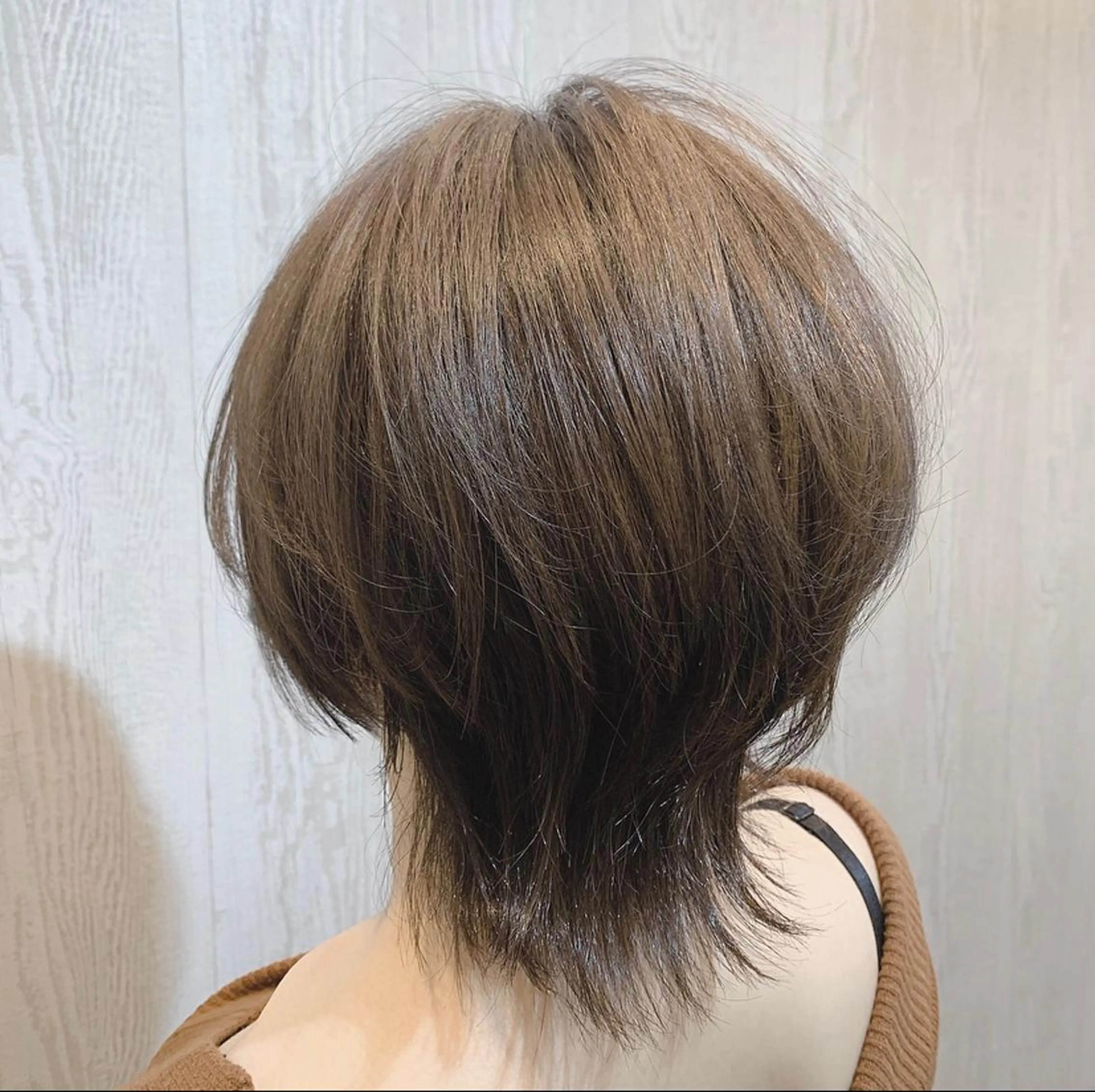 ショート カラー ヘアアレンジ アッシュ ミルクティーアッシュ レイヤーカット ショートヘア ウルフカット HUENEST アカデミーサロンのヘアスタイル