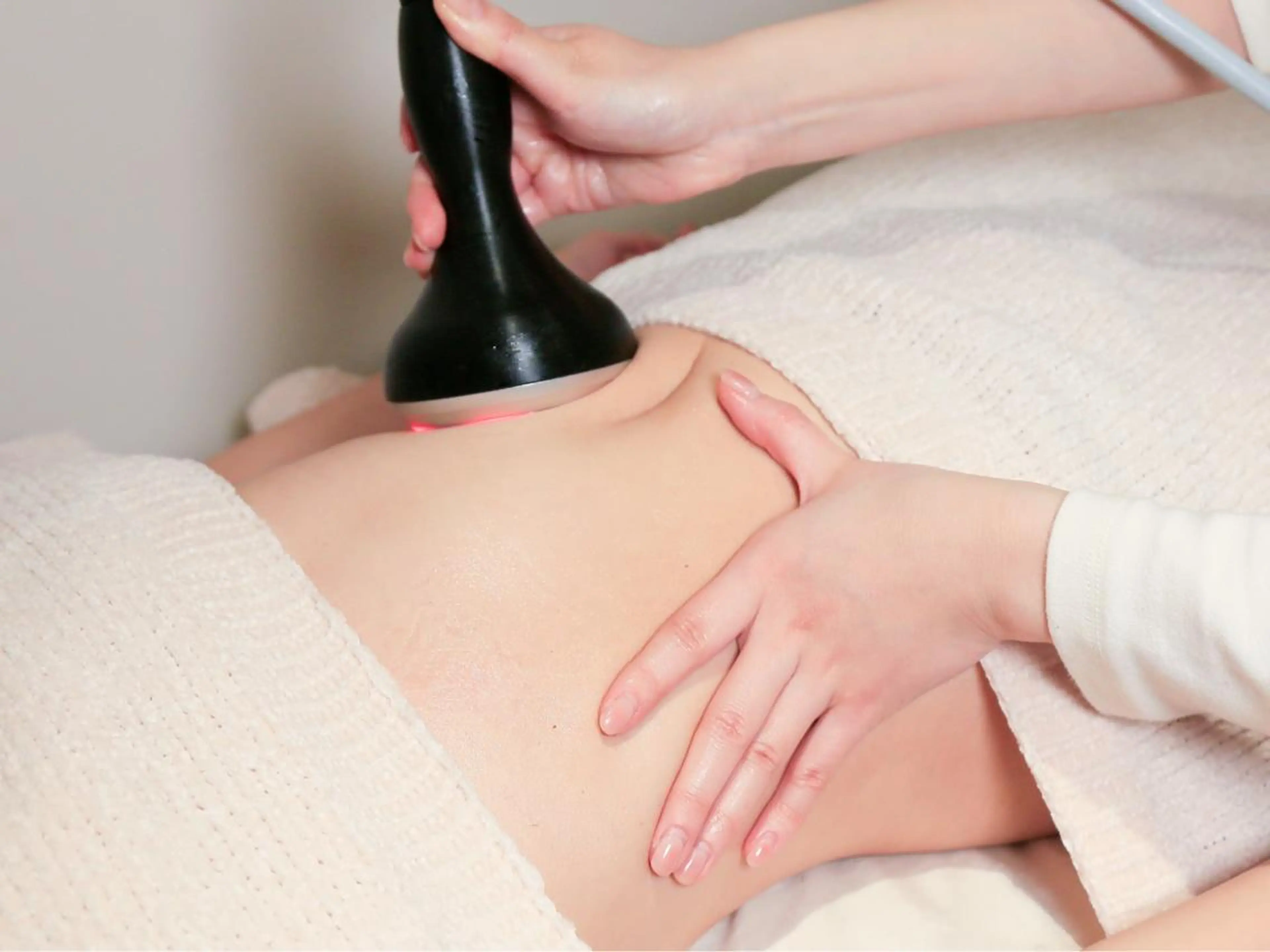 【定番よもぎ蒸し & モニター痩身★半額以下】よもぎ蒸しでデトックスし上半身キャビテーション×EMSの写真