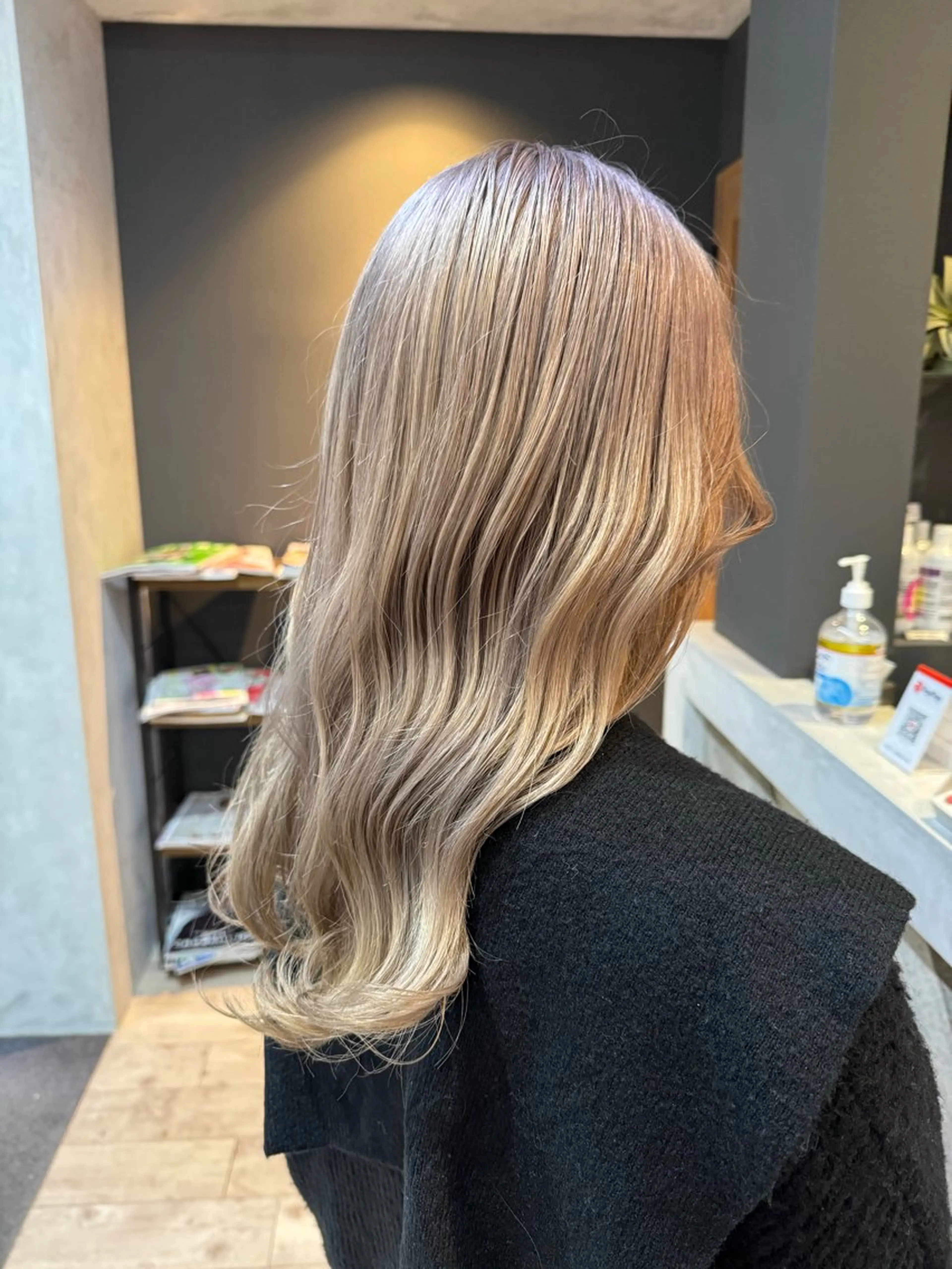 セミロング カラー ベージュカラー ブリーチ ホワイトベージュ ワタナベ テルマサのヘアスタイル