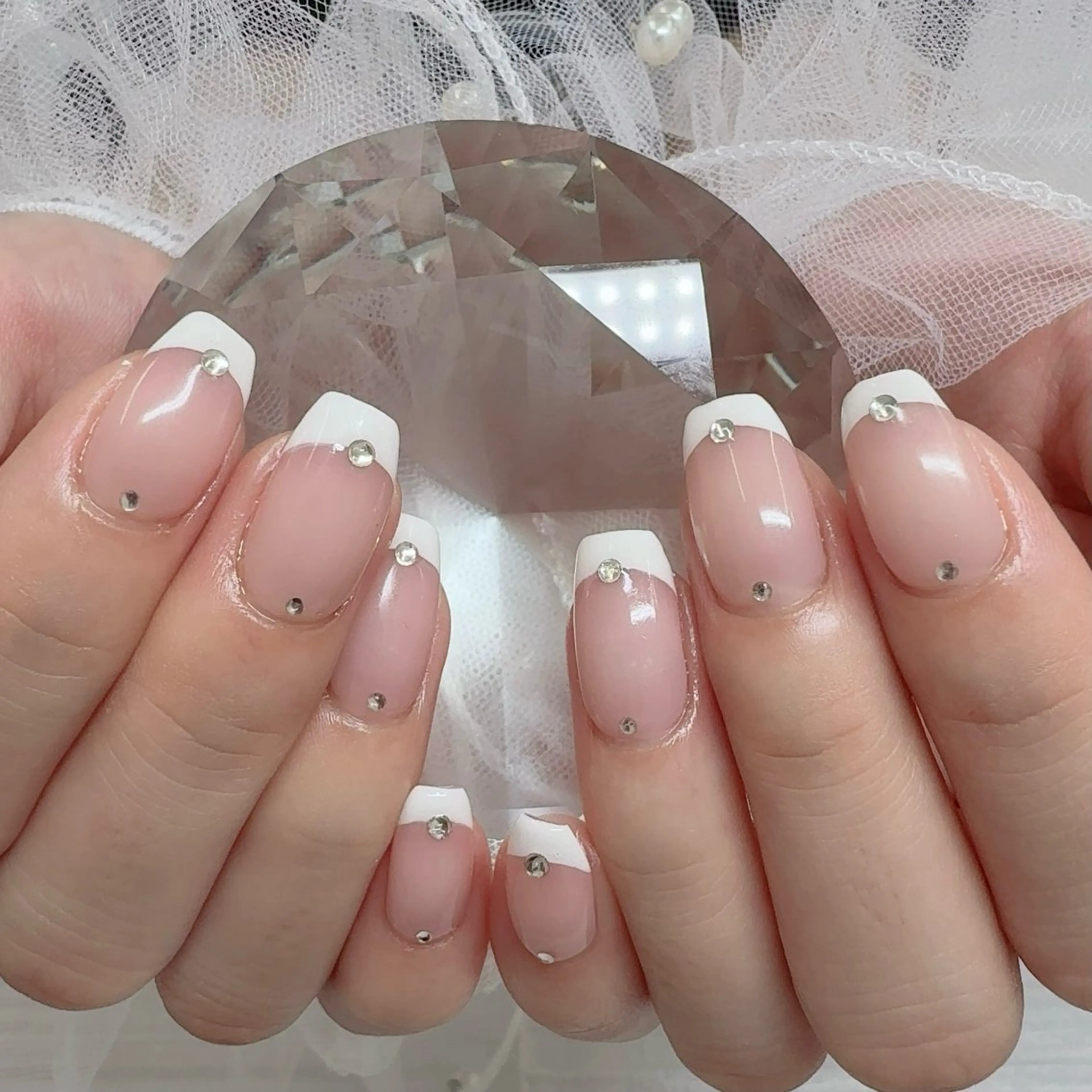ネイル フレンチネイル ピンク ストーンネイル ハンドネイル Amie NAILのネイルデザイン