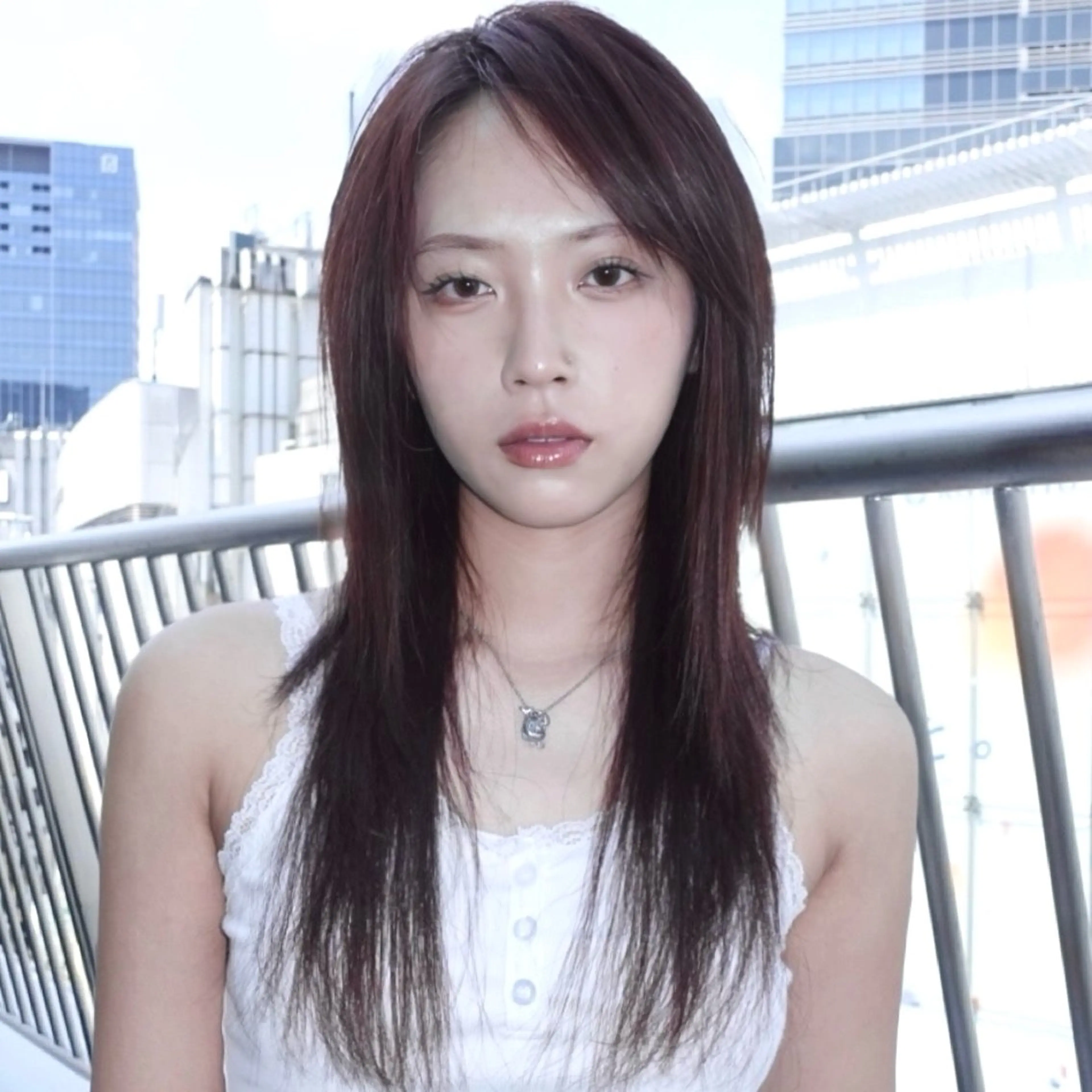 ロング 顔まわりレイヤー ハッシュカット ハイレイヤー レイヤーカット ロング カット ヘアカラー トリートメント レイヤーカット ダブルカラーのヘアスタイル