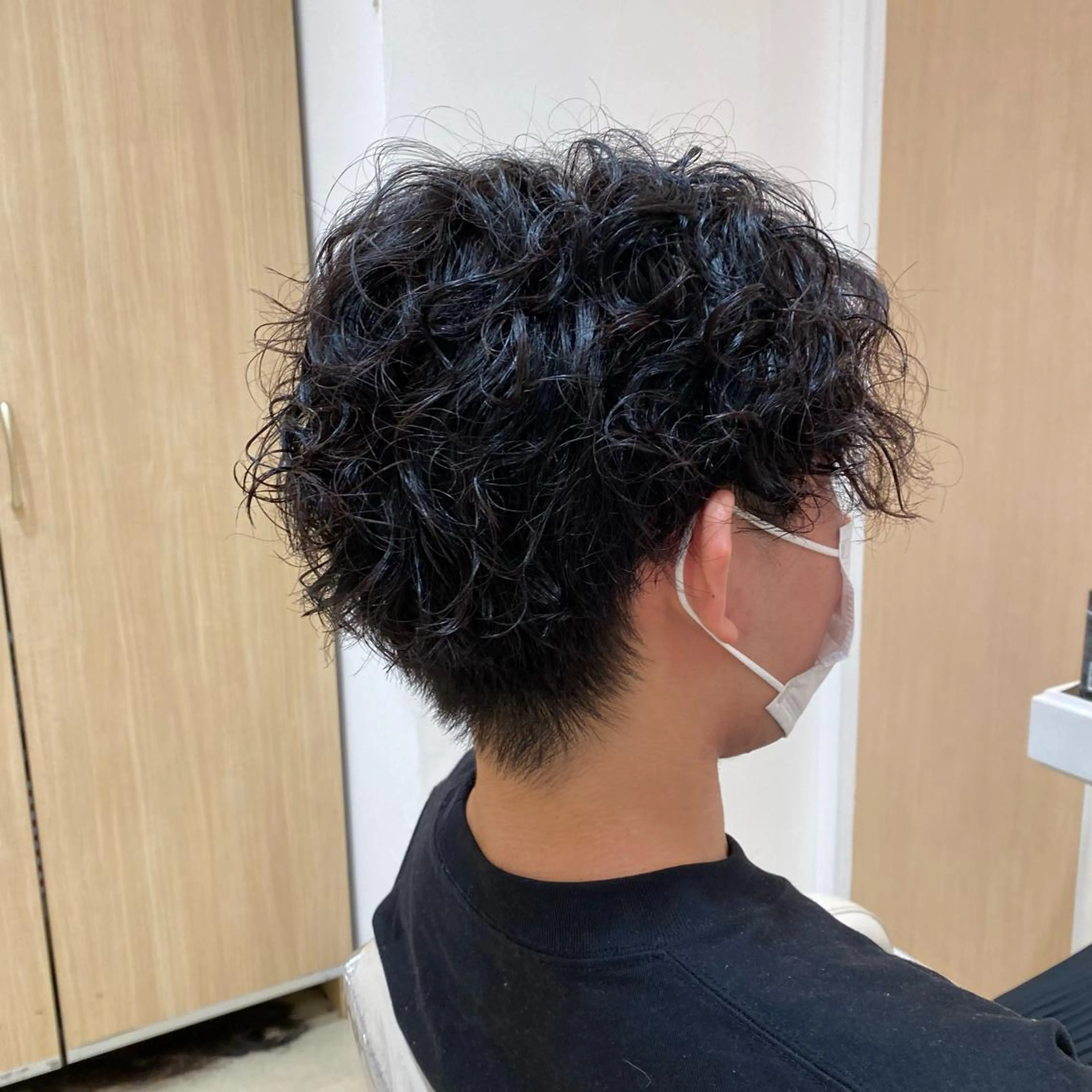 ミディアム パーマ メンズ カット パーマ メンズ特化型美容師 栗山勇人のヘアスタイル
