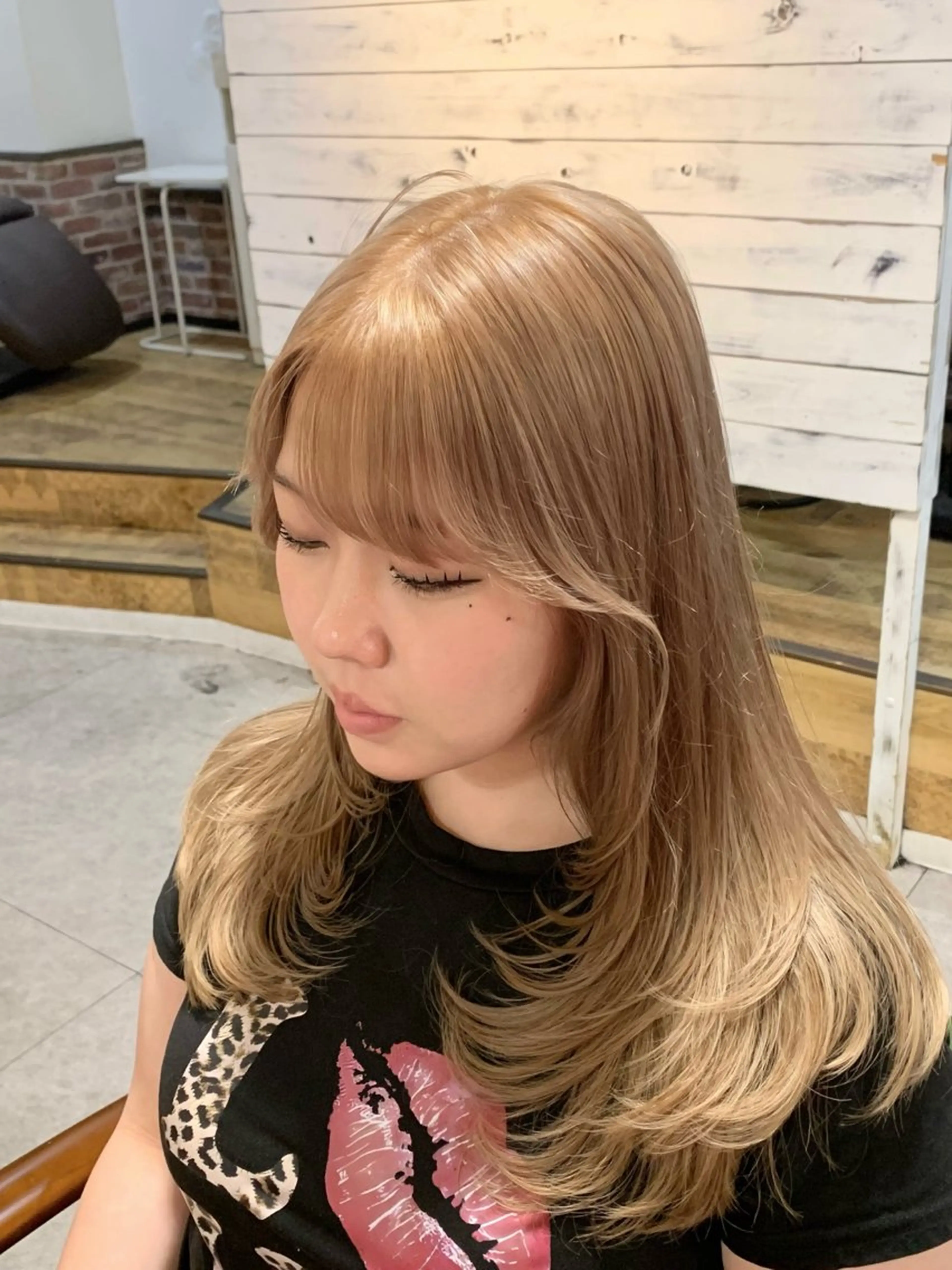 ロング カラー ベージュカラー レイヤーカット ヘアカラー 越冨 晃平のヘアスタイル