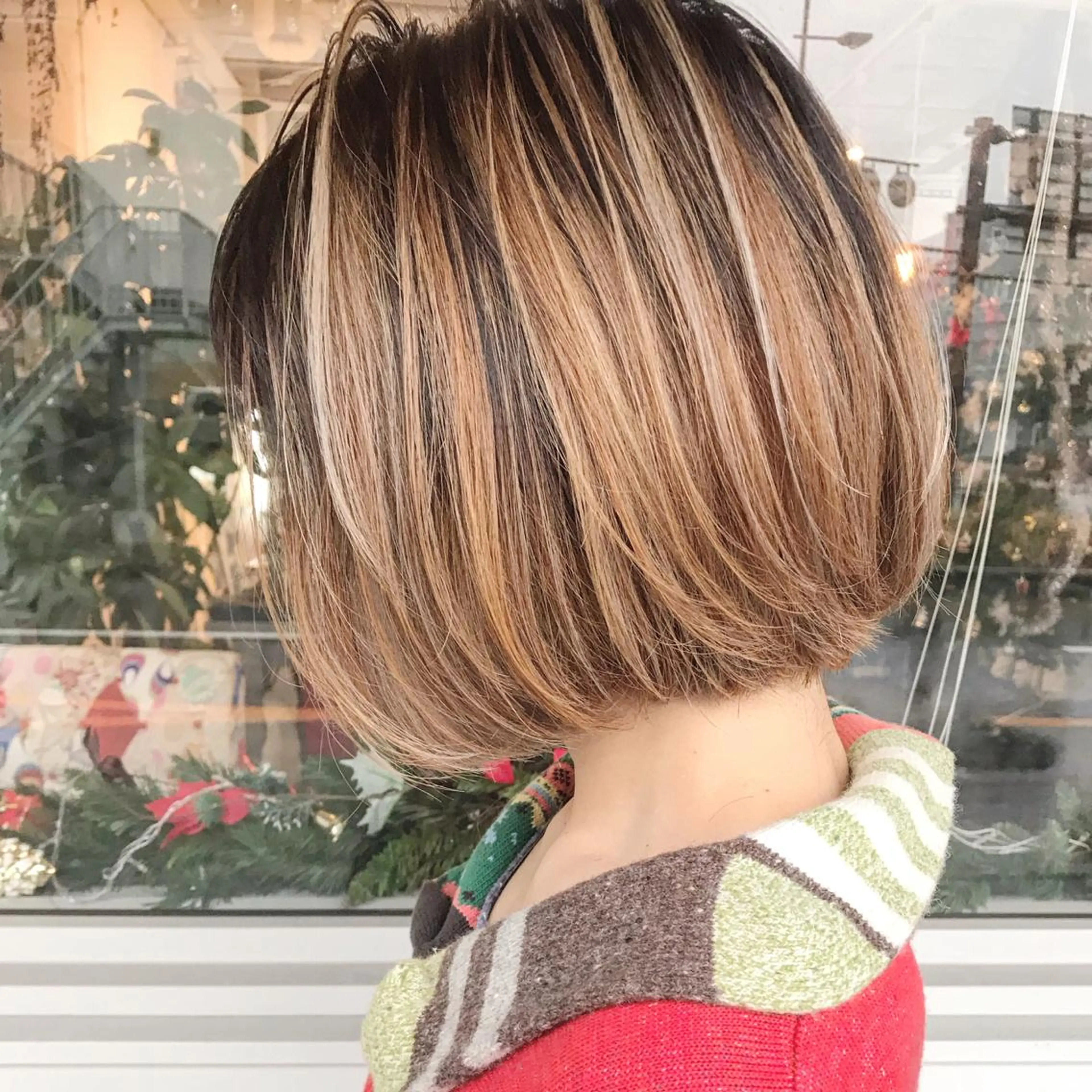 ミディアム カラー ヘアアレンジ お団子ヘア 切りっぱなしボブ バレイヤージュ ブリーチ デザインカラー Mariana/ 鶴原-ハイライトのヘアスタイル