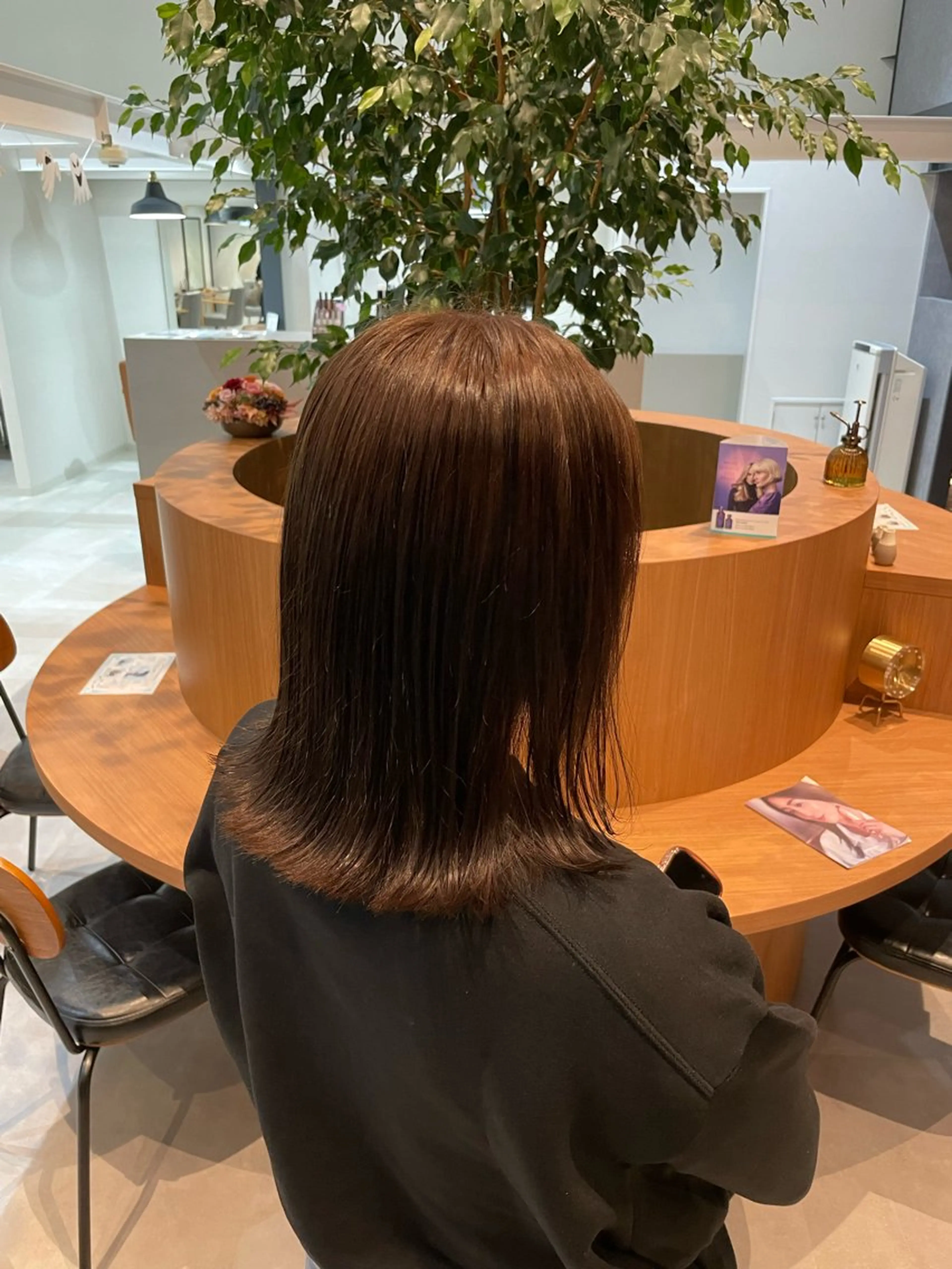 ミディアム カラー アッシュ アッシュブラウン ブリーチ ブラウンカラー ブリーチなしカラー ヘアカラー トリートメント ayaka |トレンドヘアのヘアスタイル