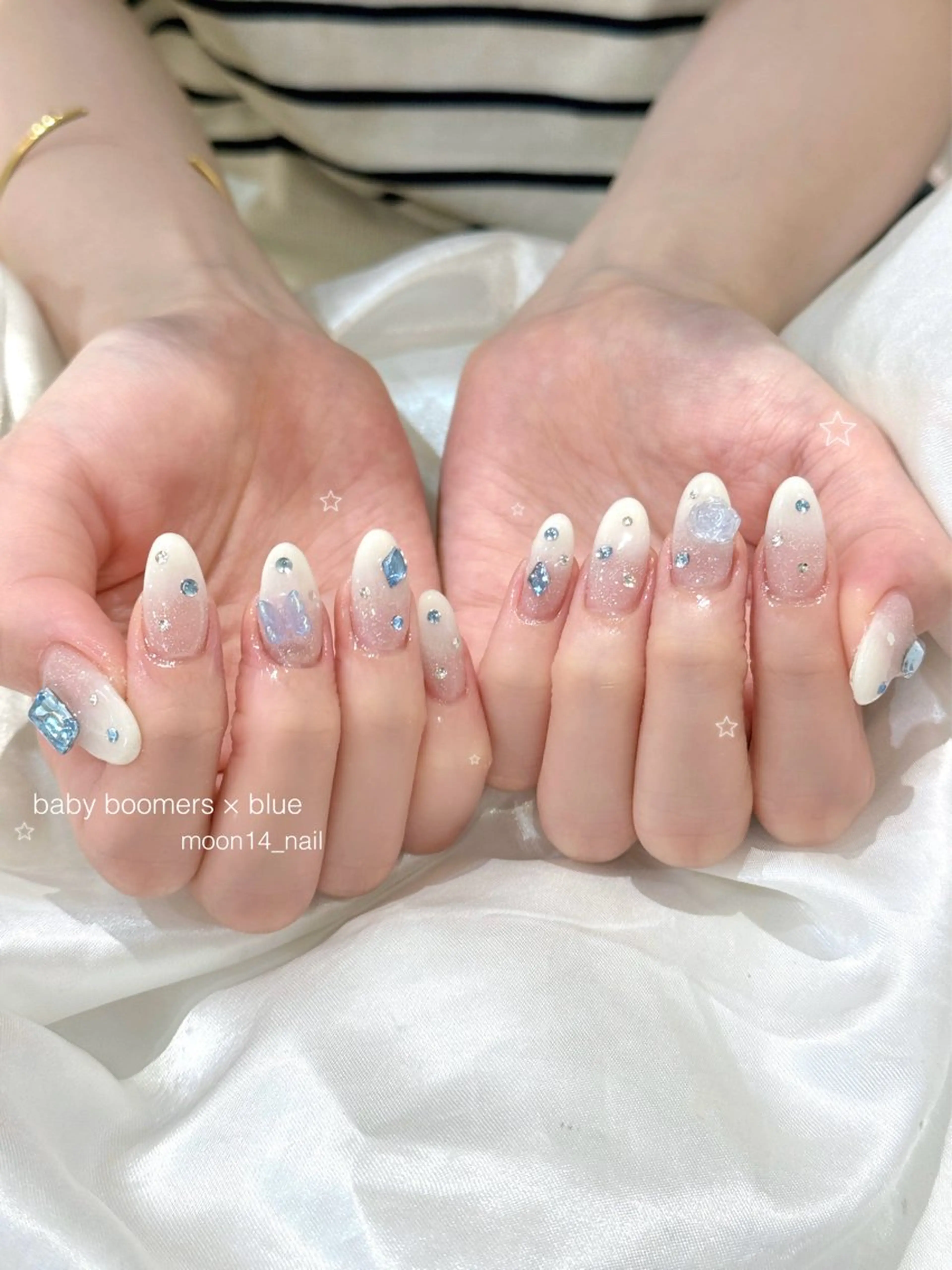 ネイル ブルー ジェルネイル グラデーション キラキラネイル 水色 ハンドネイル natsuki 💫のネイルデザイン