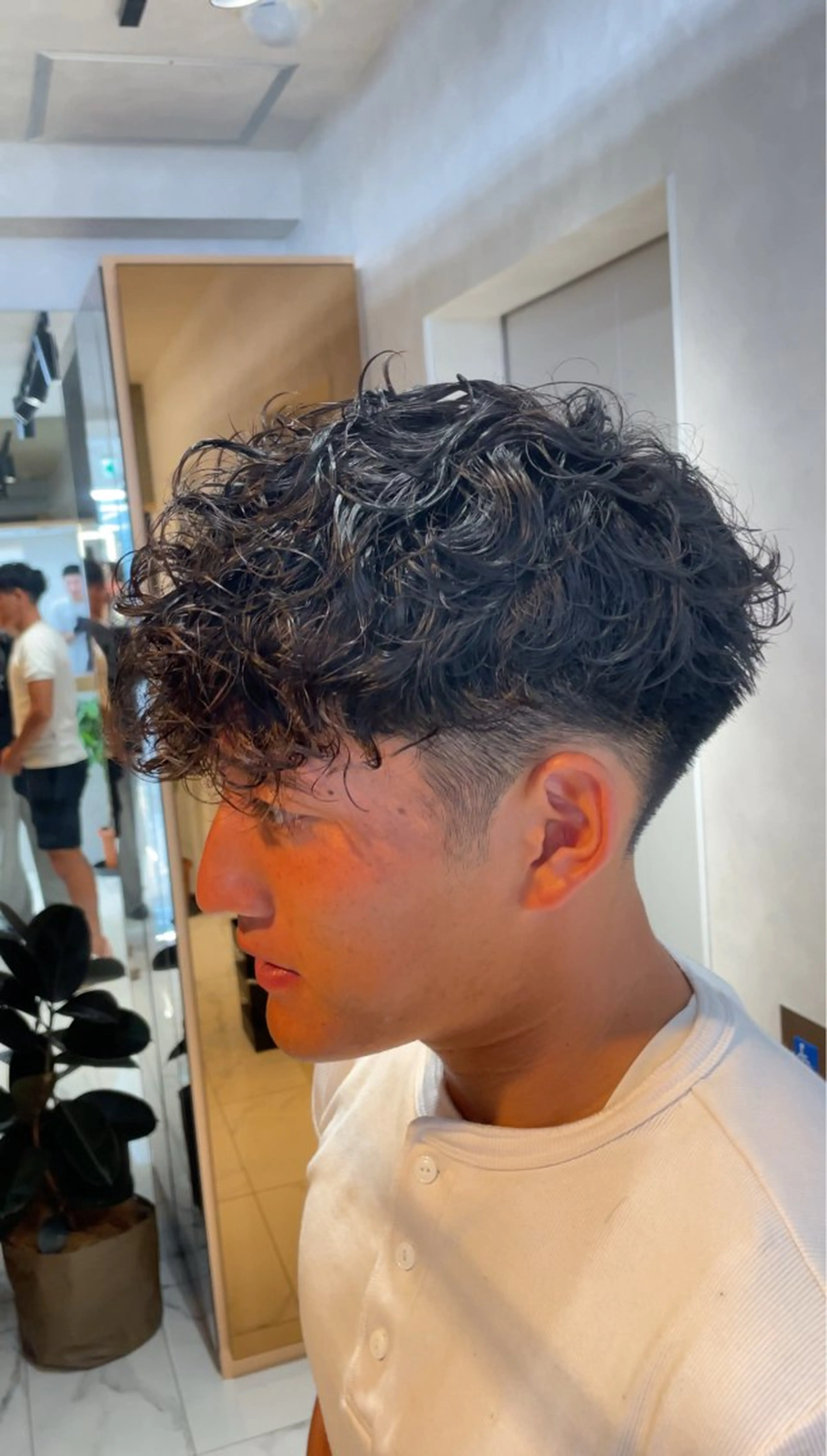 パーマ メンズ カット パーマ LUCEY渋谷所属・フェザーパーマ/ スペインカールのヘアスタイル