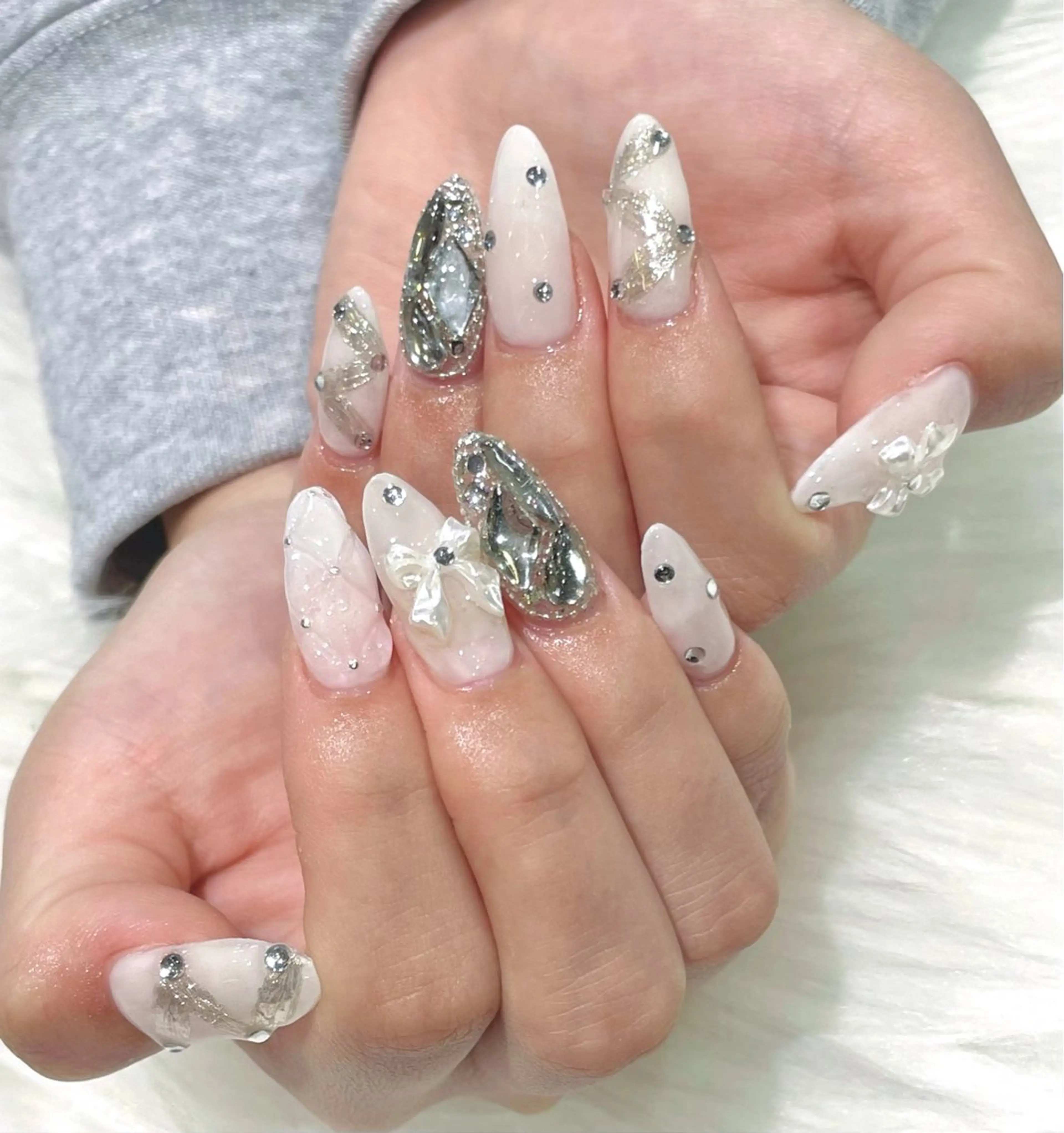 ネイル 長さ出し シルバー ネイルチップ ホワイト ハンドネイル jujur HARUKA🌸のネイルデザイン