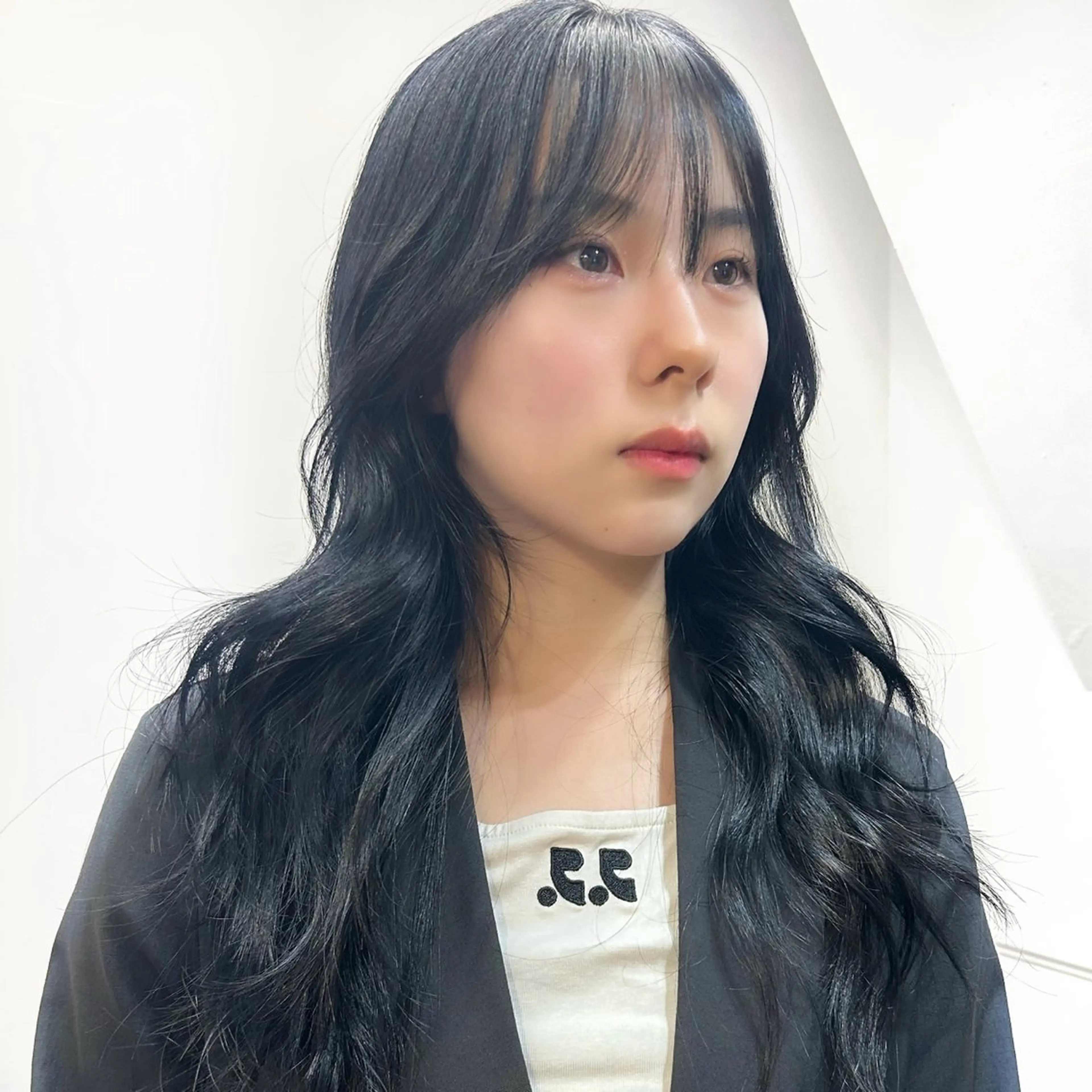 ロング カラー ヘアアレンジ ロングレイヤー 黒髪 ブルーカラー ブルーブラック 髪質改善 韓国ヘア×髪質 改善🇰🇷シオリのヘアスタイル