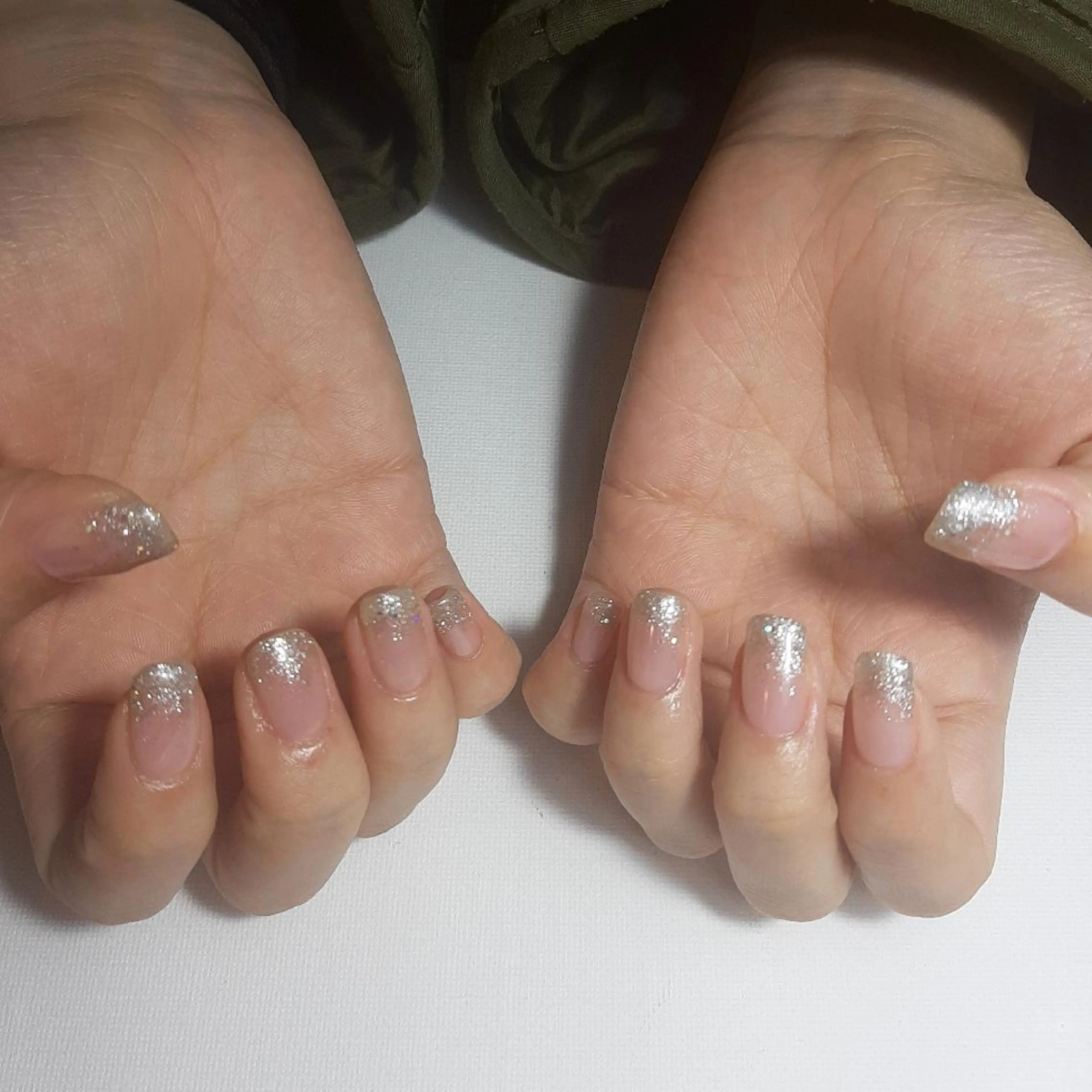 ネイル グラデーション ラメ(グリッター) ラメグラデーション シルバー ホワイト owlnail /持込みデザイン専門のネイルデザイン