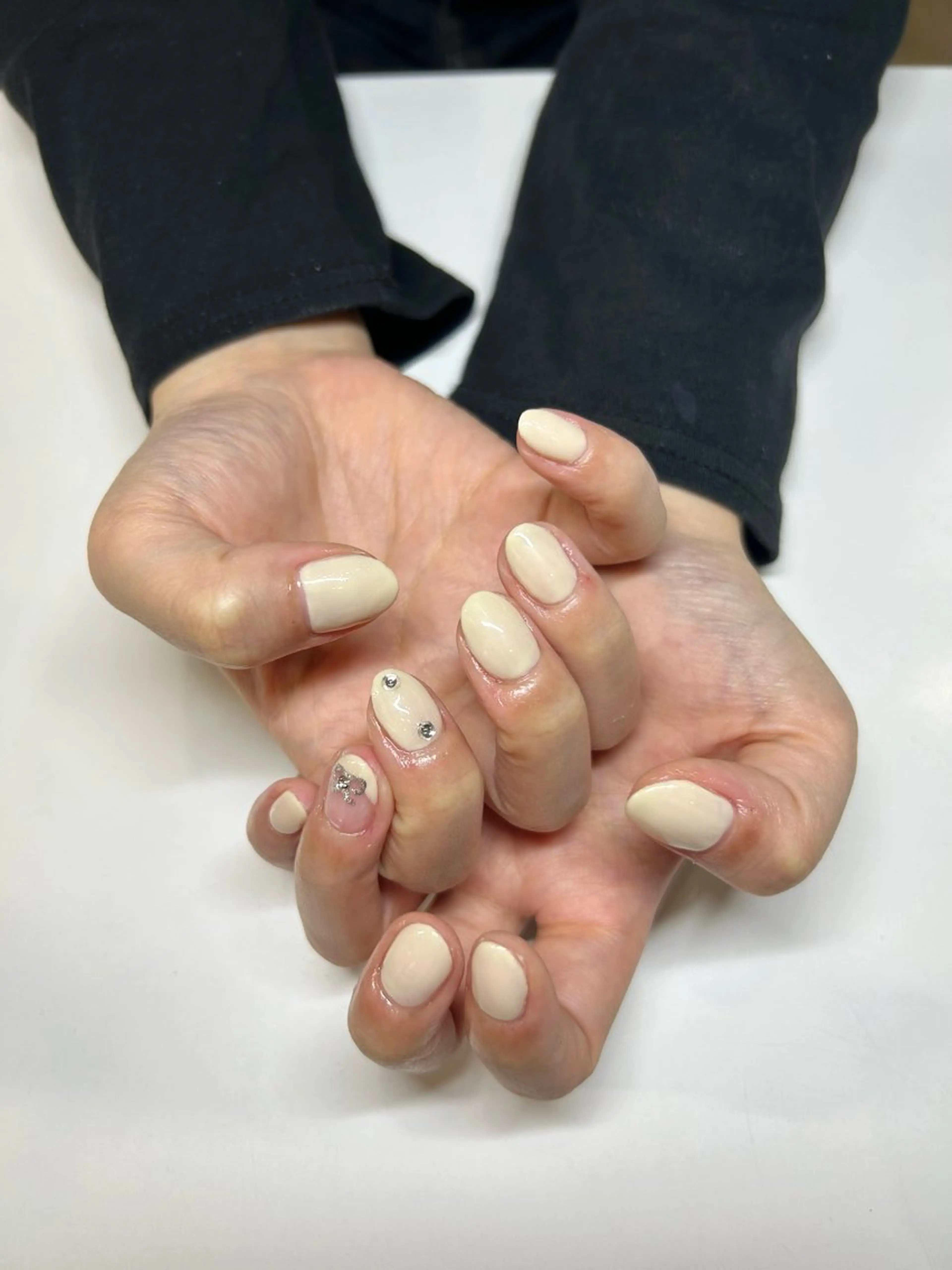 ネイル アートネイル リボン シルバー ホワイト 黄色 maninail ayaのネイルデザイン