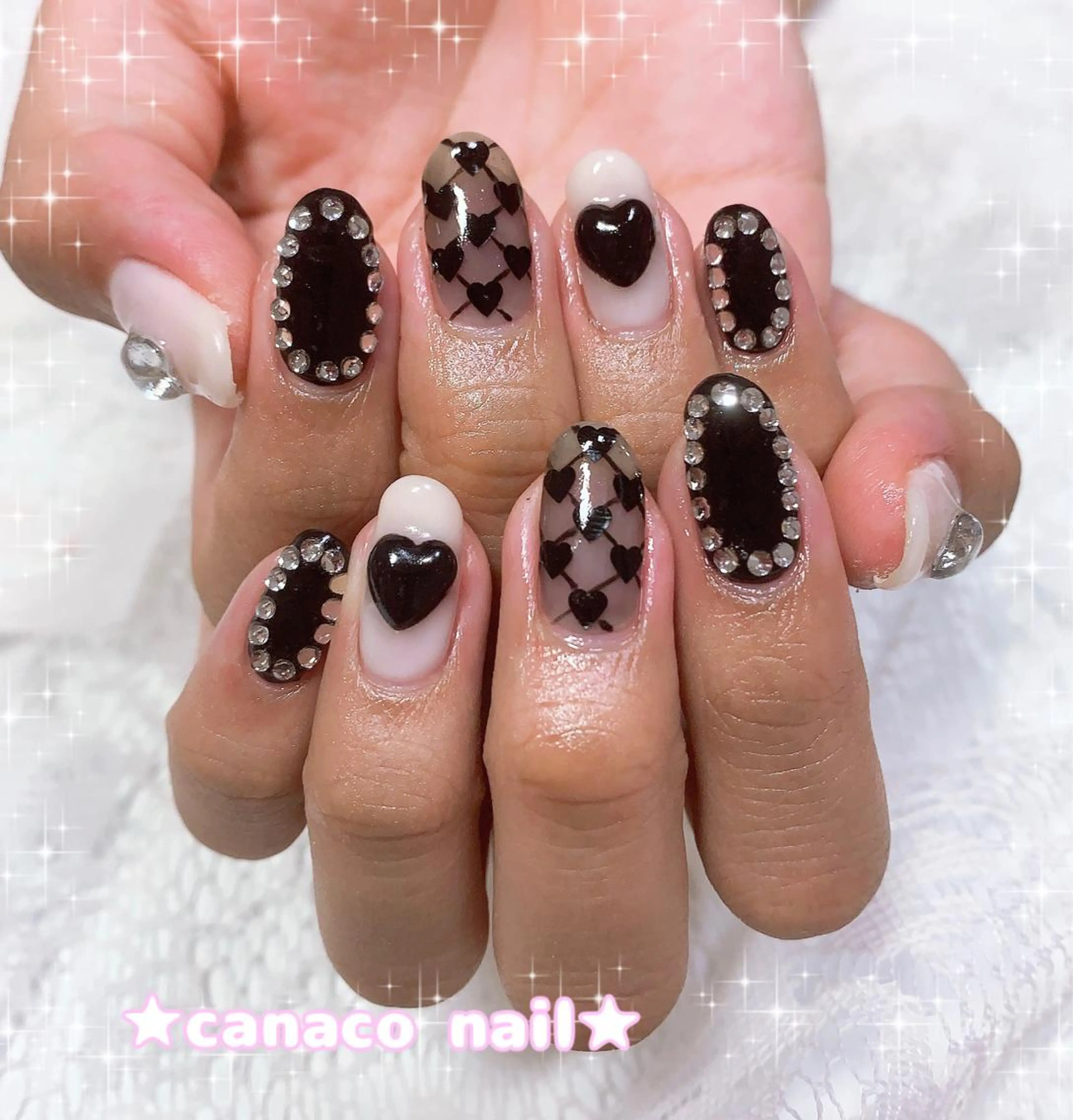 ネイル ハート キラキラネイル ストーンネイル ホワイト ハンドネイル ハンドケア Felice所属・ベテランネイル cnc  nailのネイルデザイン