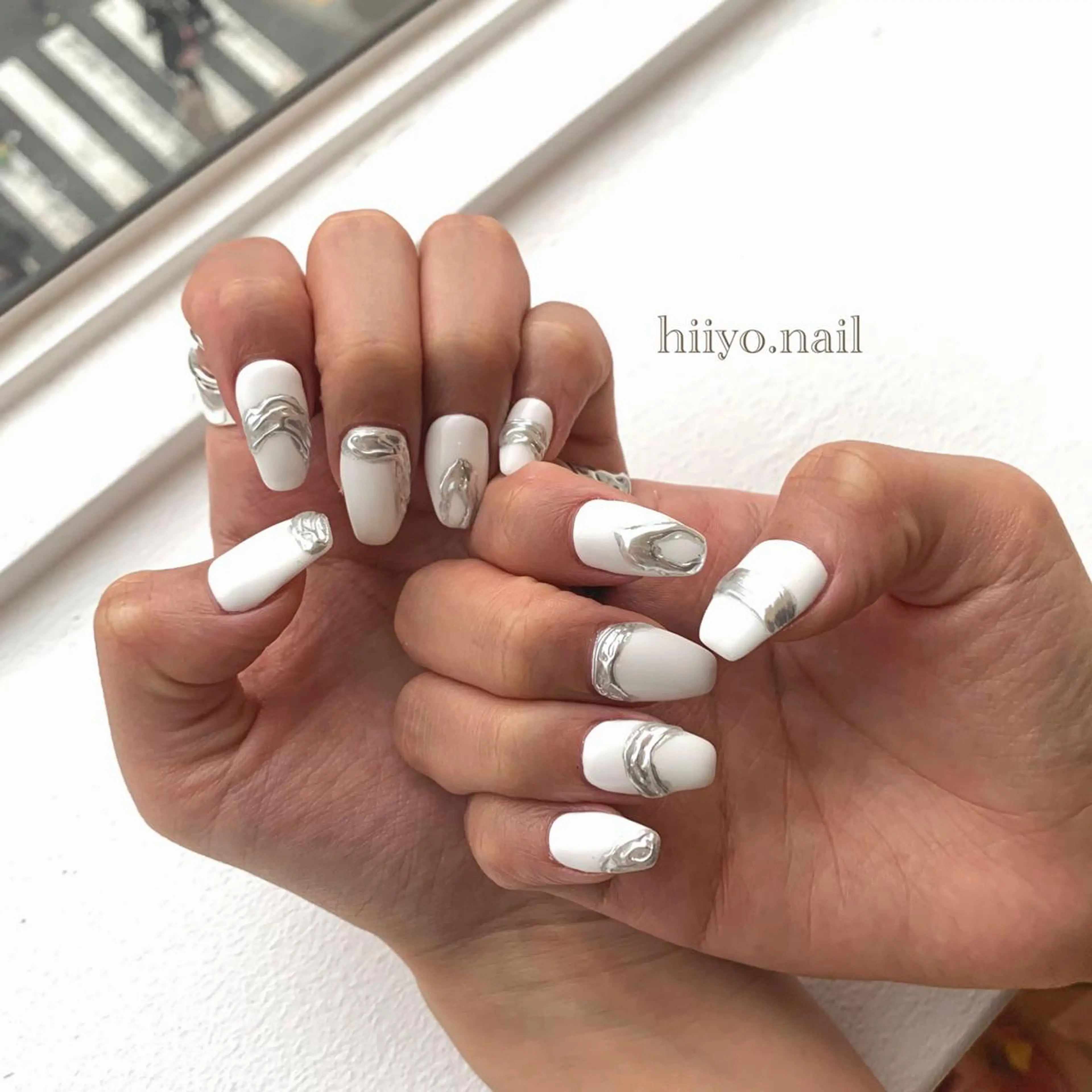 ネイル ミラーネイル ニュアンスネイル シルバー 春ネイル スクエアネイル ハンドネイル hiyo🫧ネイル /渋谷💍🎀のネイルデザイン