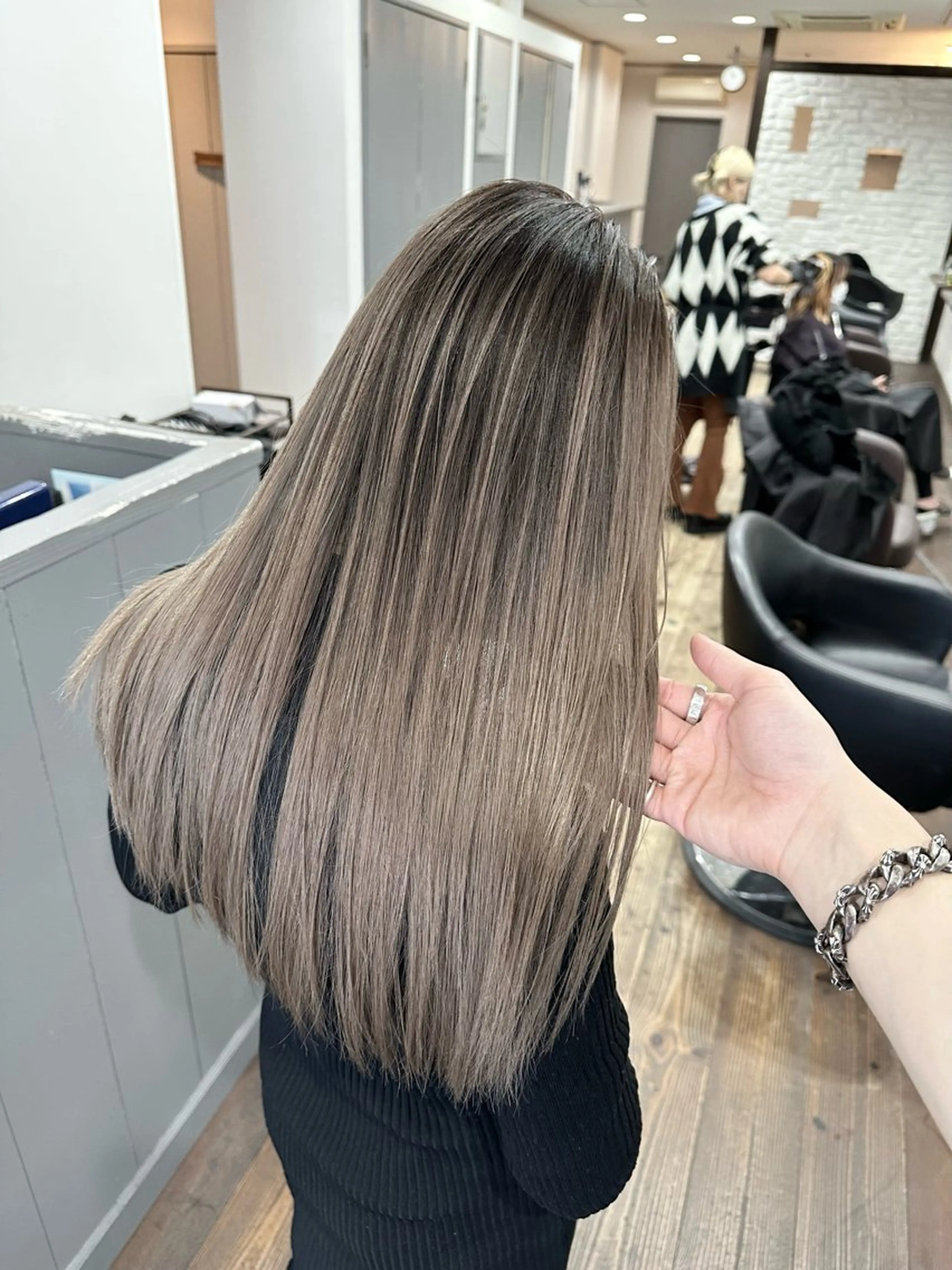 ロング レイヤーカット カット ヘアカラー トリートメント _White広島所属・バレイヤージュ 隅中秀弥のヘアスタイル