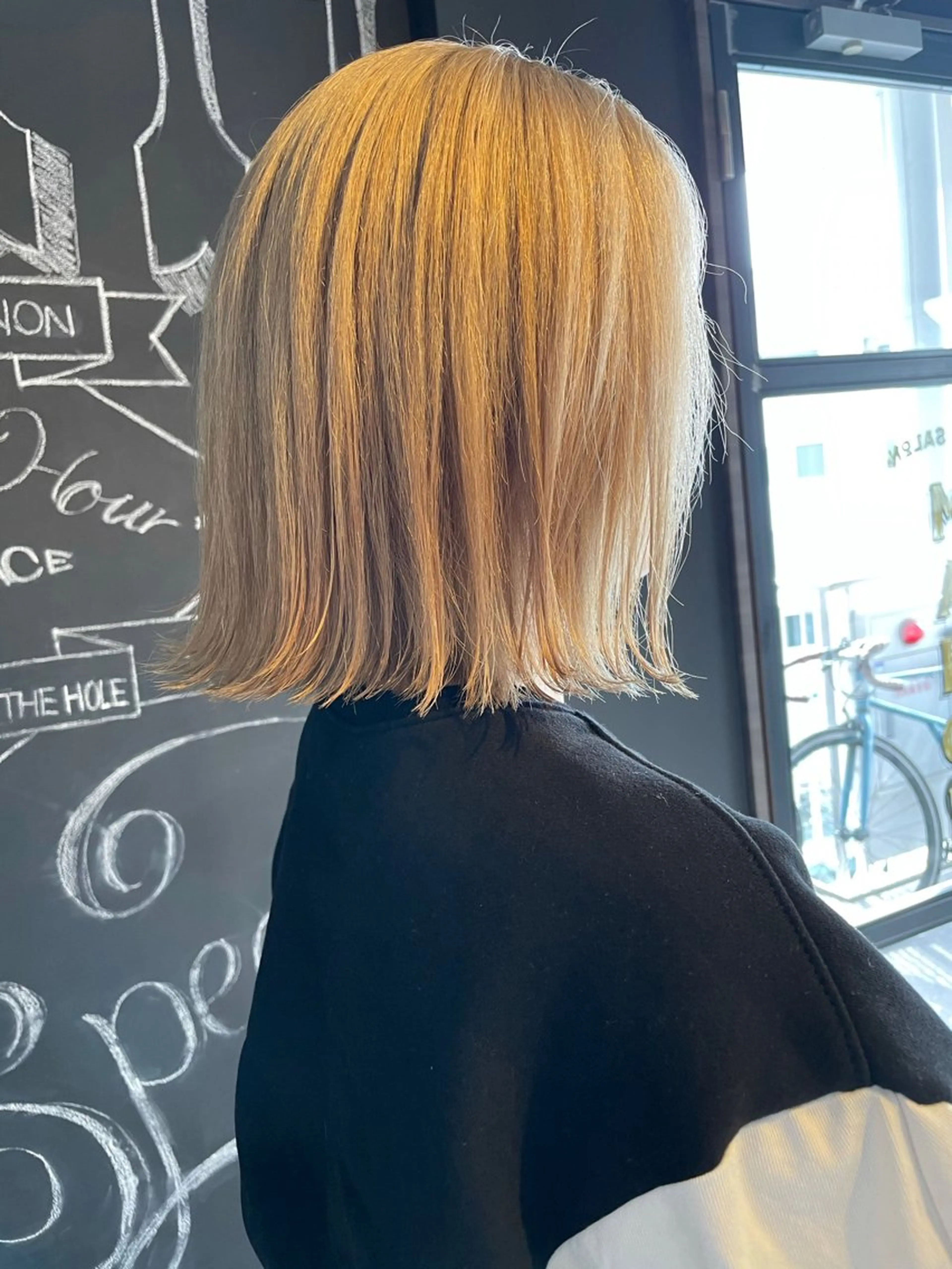 ミディアム カラー ボブ 外ハネヘア MANON by H所属・俵 知広のヘアスタイル