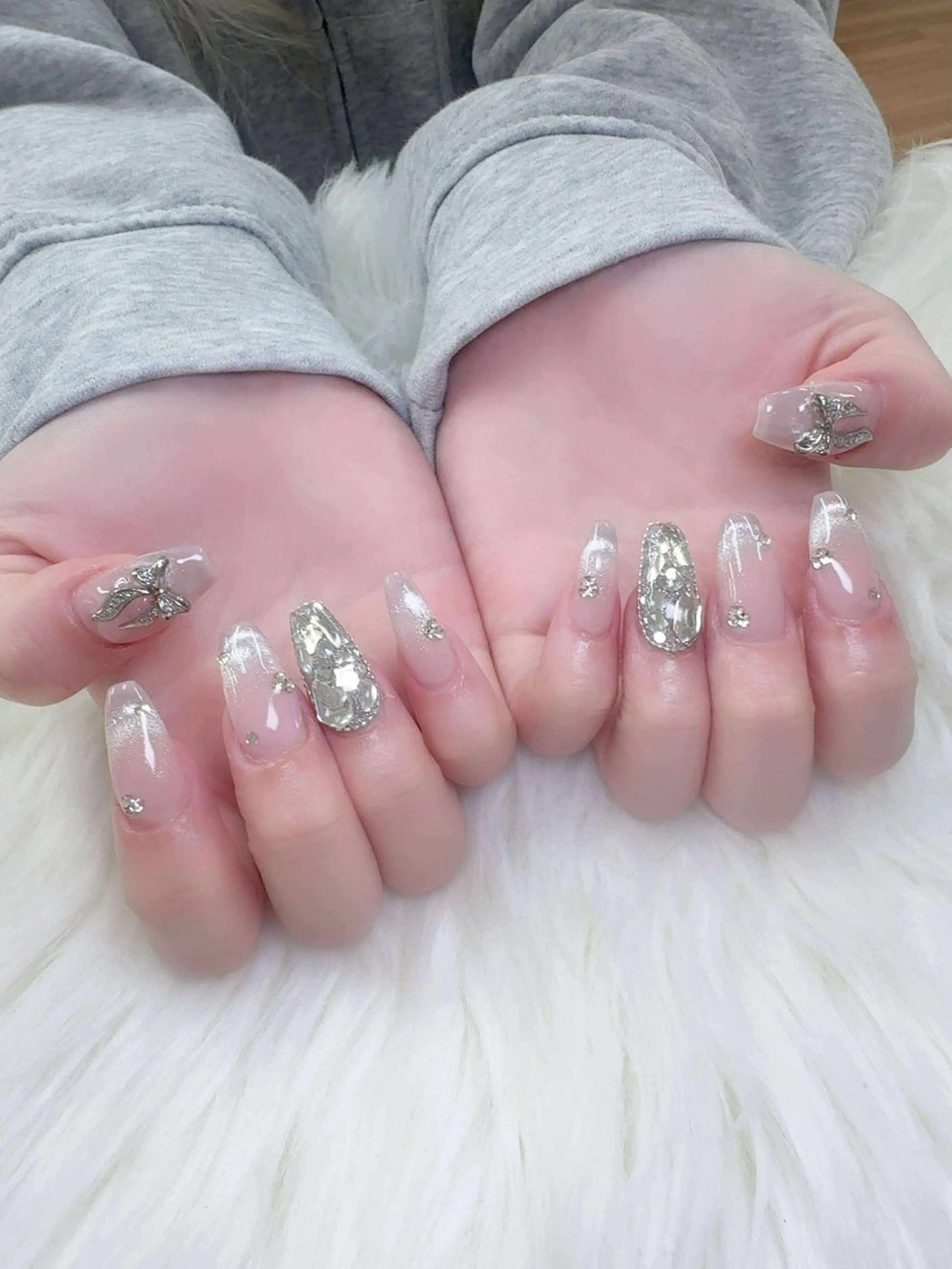 ネイル フレンチネイル グラデーション キラキラネイル 韓国ネイル マグネットネイル ハンドネイル ハンドケア Hara Nail 【パラジェル使用】のネイルデザイン