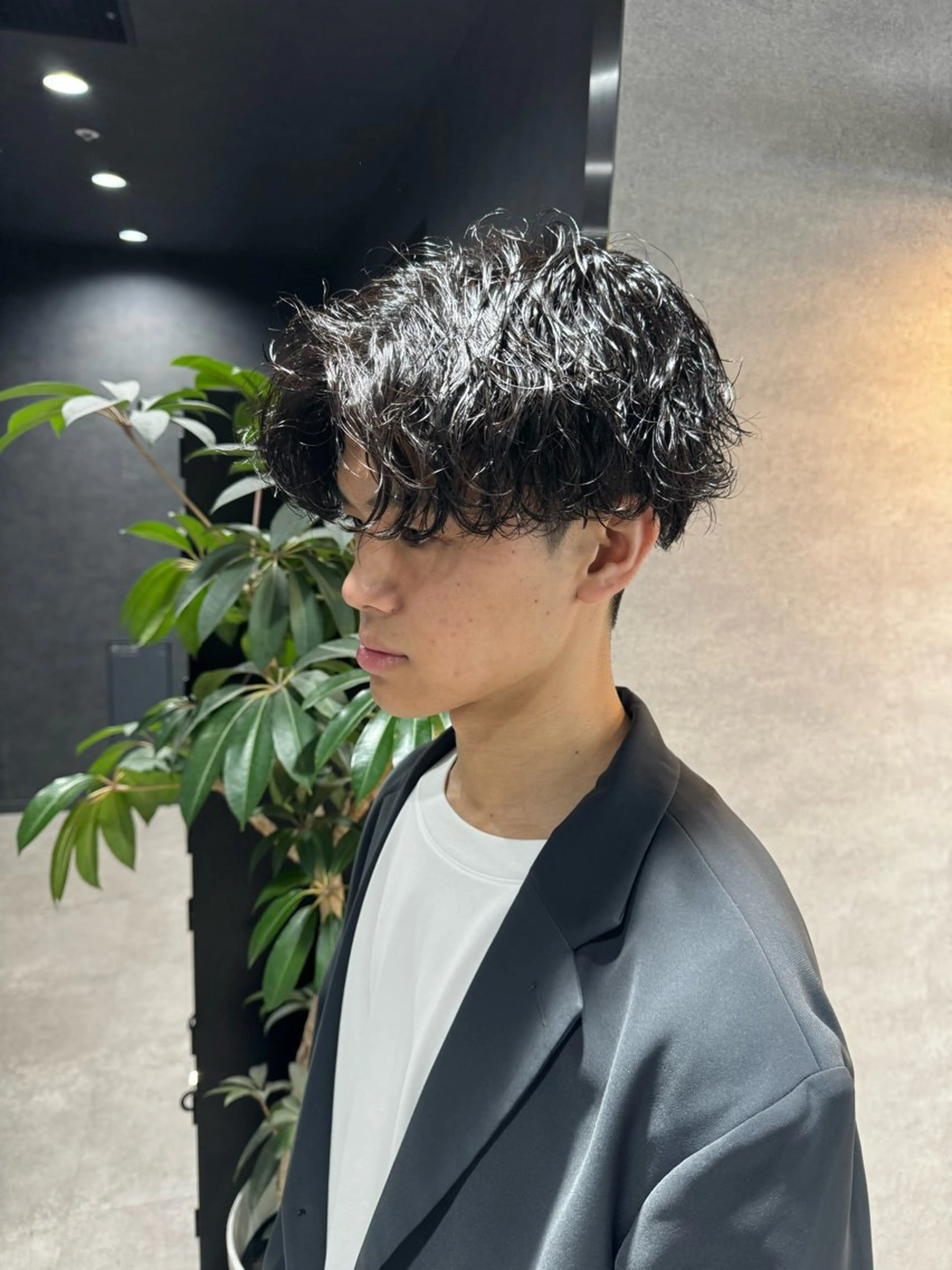 ショート カラー パーマ ヘアアレンジ メンズ メンズブリーチ センターパート メンズハイライト メンズハイトーン マッシュ スパイキー/フェザー /波巻き/かいとのヘアスタイル