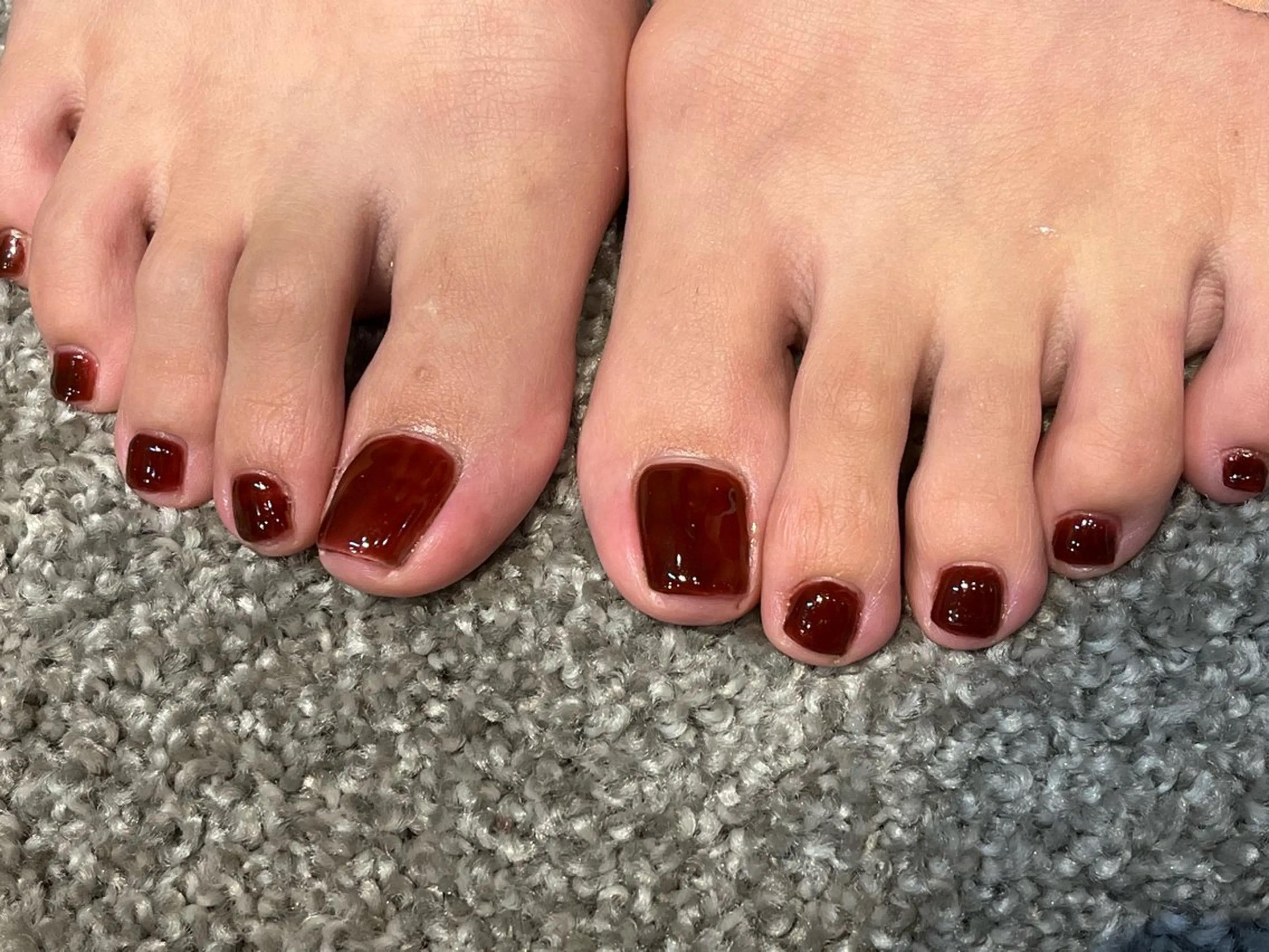 ネイル ボルドー フットネイル ワンカラーネイル フットネイル Mahalo nail所属・MahaloNail Sayaのネイルデザイン
