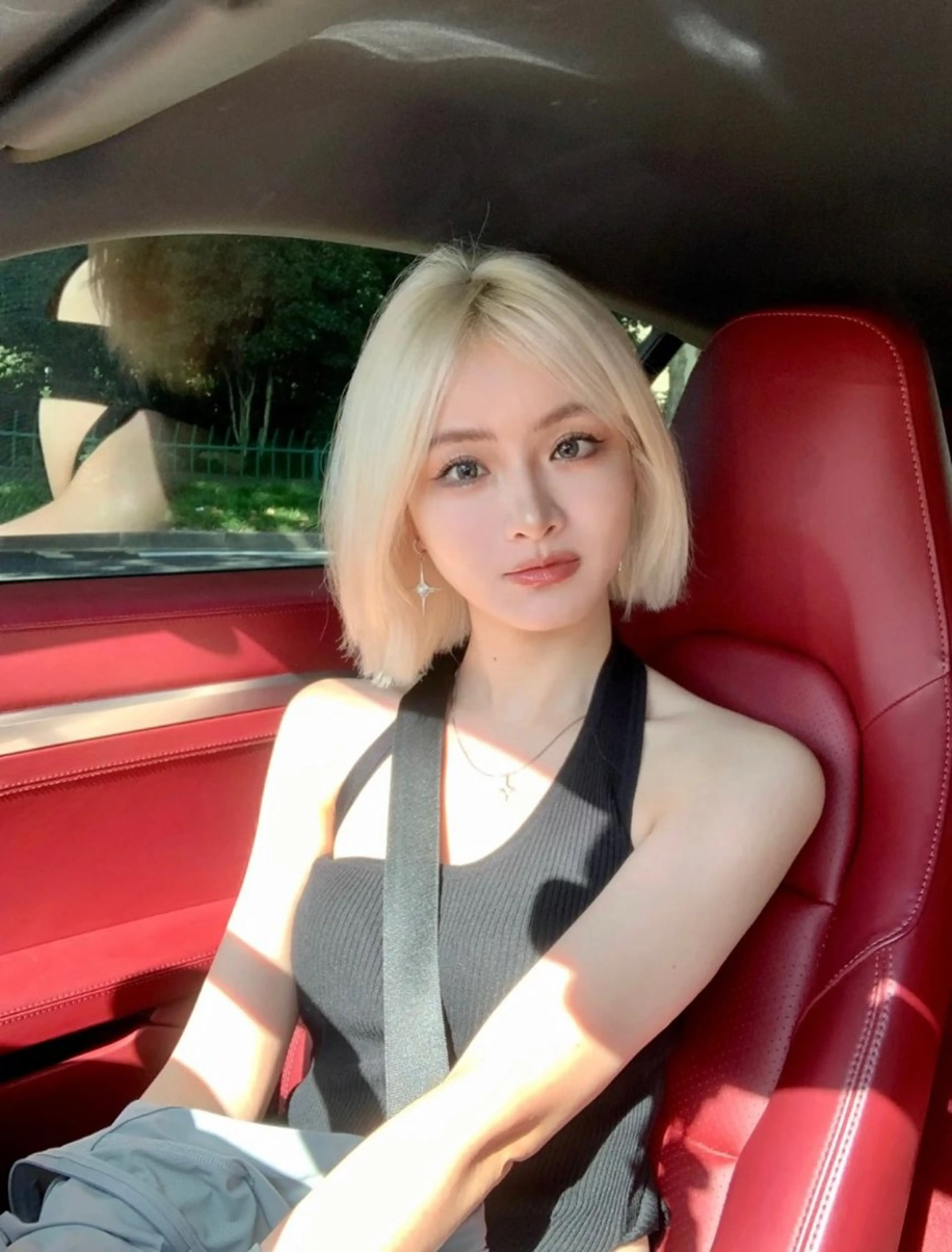 ミディアム カラー ヘアアレンジ 切りっぱなしボブ ブロンド ホワイトブロンド ボブ ヘアカラー トリートメント mina 🌷のヘアスタイル