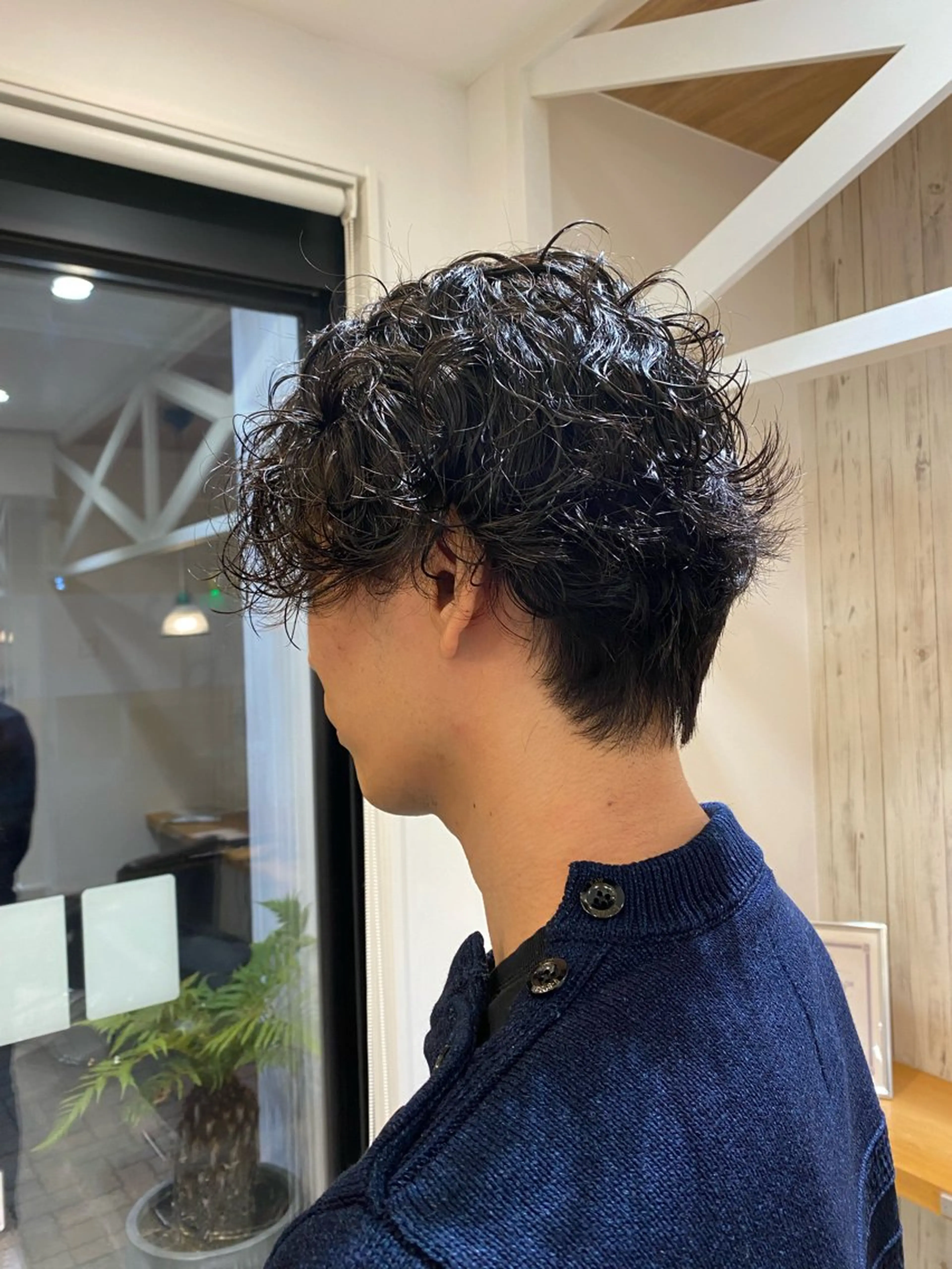 ミディアム パーマ メンズ ミディアムパーマ メンズパーマ 波巻きパーマ 柴田 枝利子のヘアスタイル