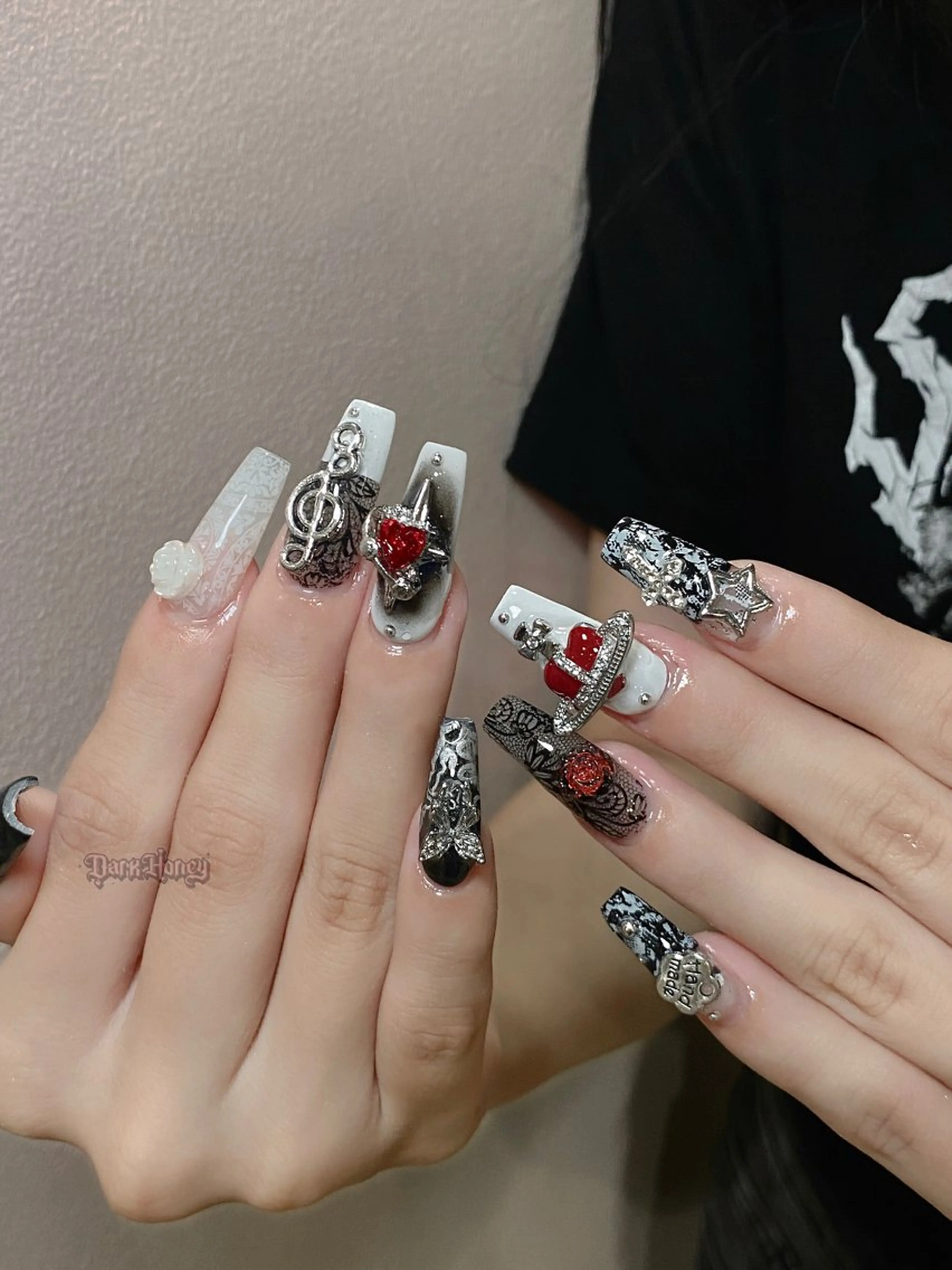 ネイル ハート ロングネイル 赤色 シルバー ハンドネイル ハンドケア DarkHoney 池袋店のネイルデザイン
