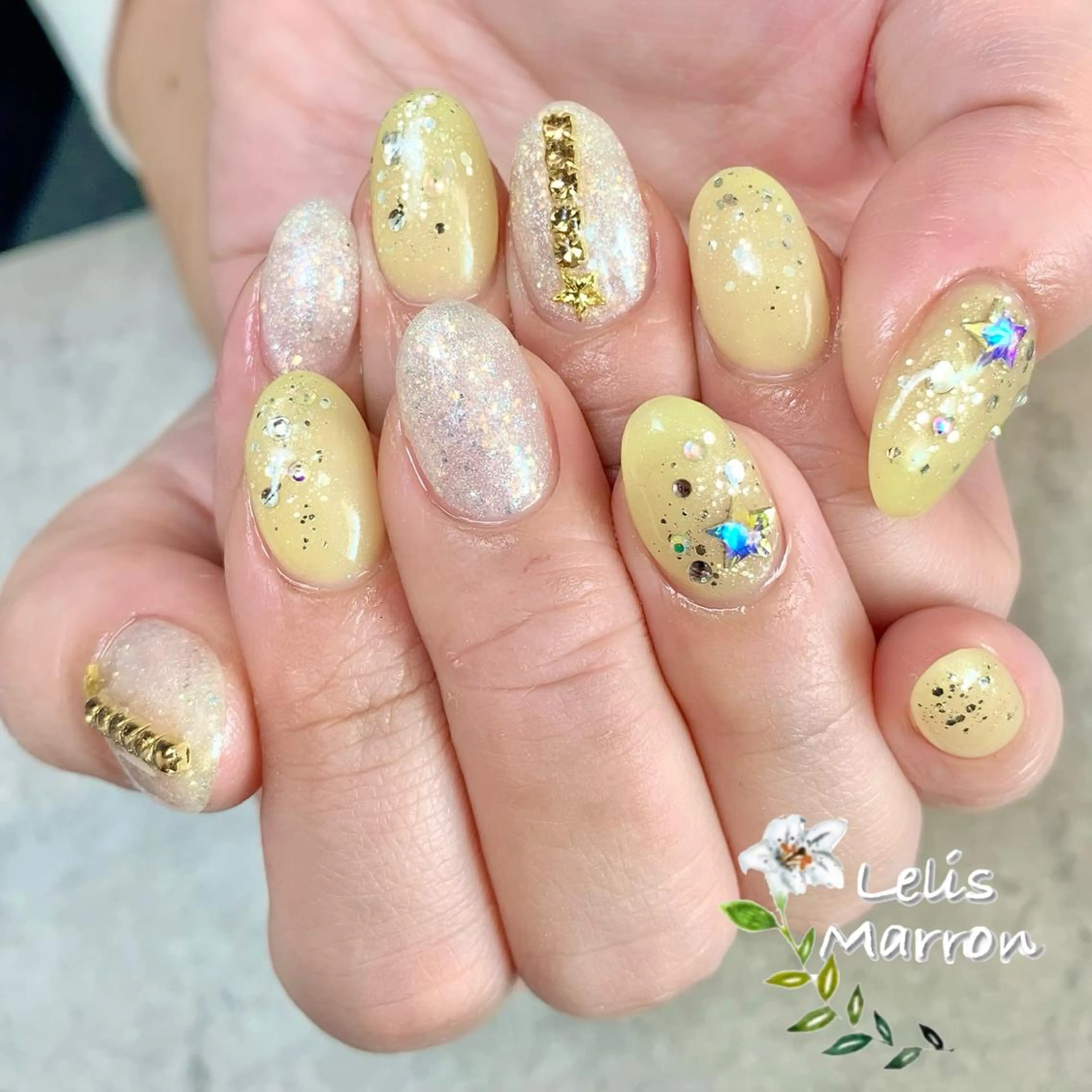 ネイル アートネイル オーロラネイル キラキラネイル ラメ(グリッター) 黄色 ハンドネイル Lelis Marron所属・岸 侑李のネイルデザイン