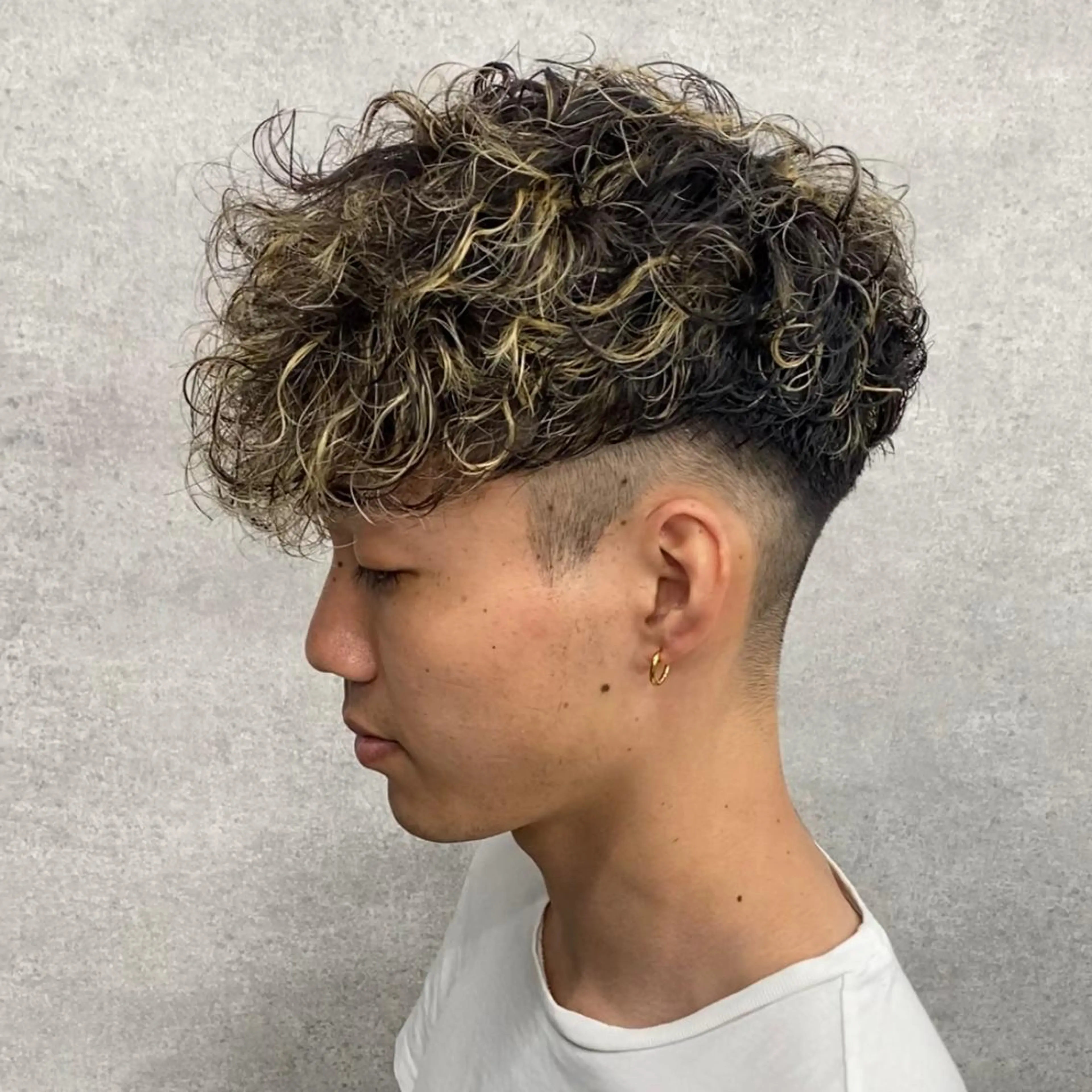 ミディアム カラー パーマ ヘアアレンジ メンズ キッズ ネイル マツエク・マツパ アイブロウ ミディアムパーマ センターパート メンズハイライト マッシュ メンズパーマ SKILL ikebukuro所属・✂️メンズカット ひろき✂️のヘアスタイル