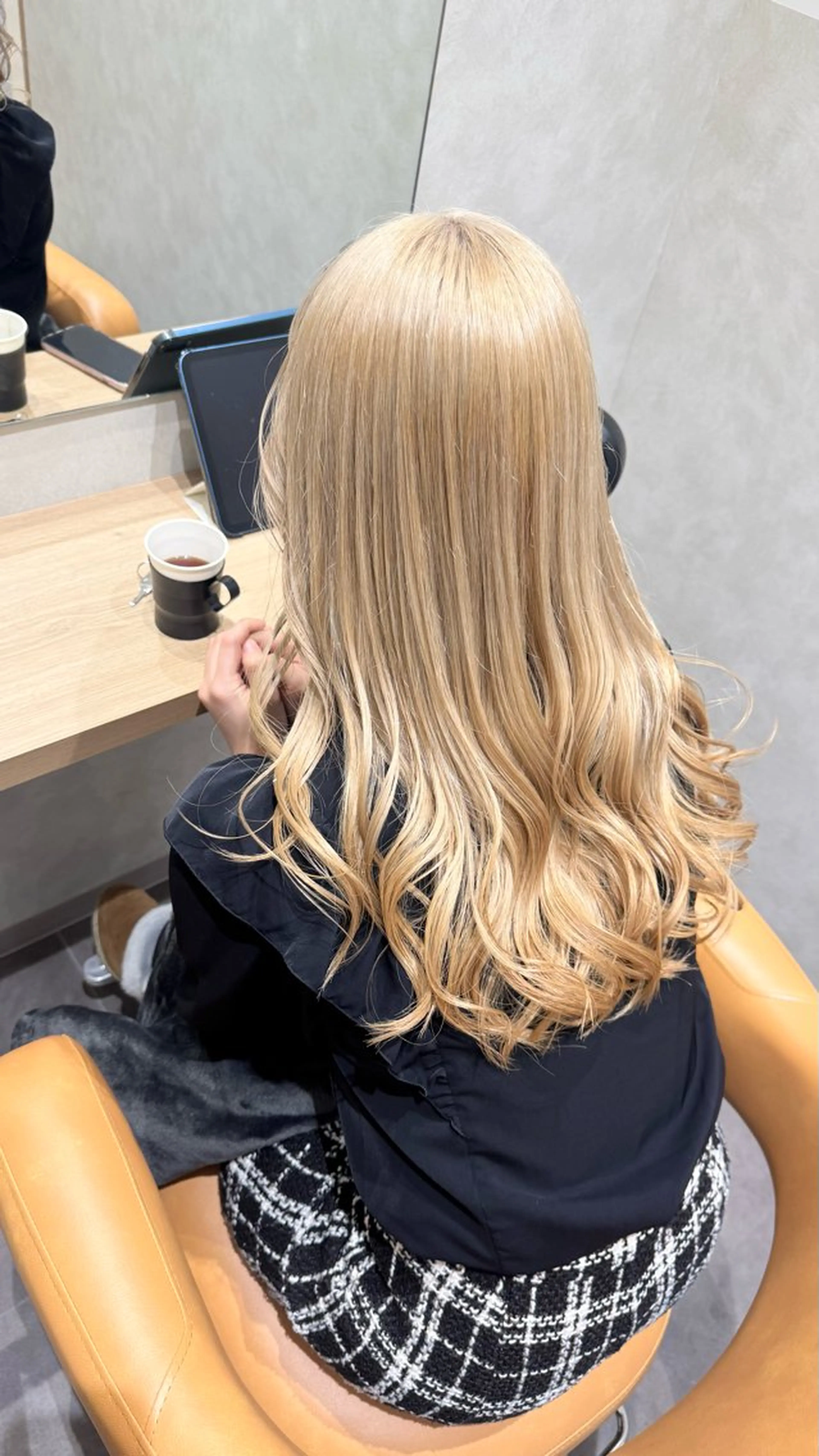 ロング カラー バレイヤージュ ミストバング ベージュカラー ブリーチ 抜きっぱなしブロンド ヘアカラー トリートメント SALOWIN札幌大通り所属・札幌ハイトーン/ ブリーチカラー/ドイのヘアスタイル