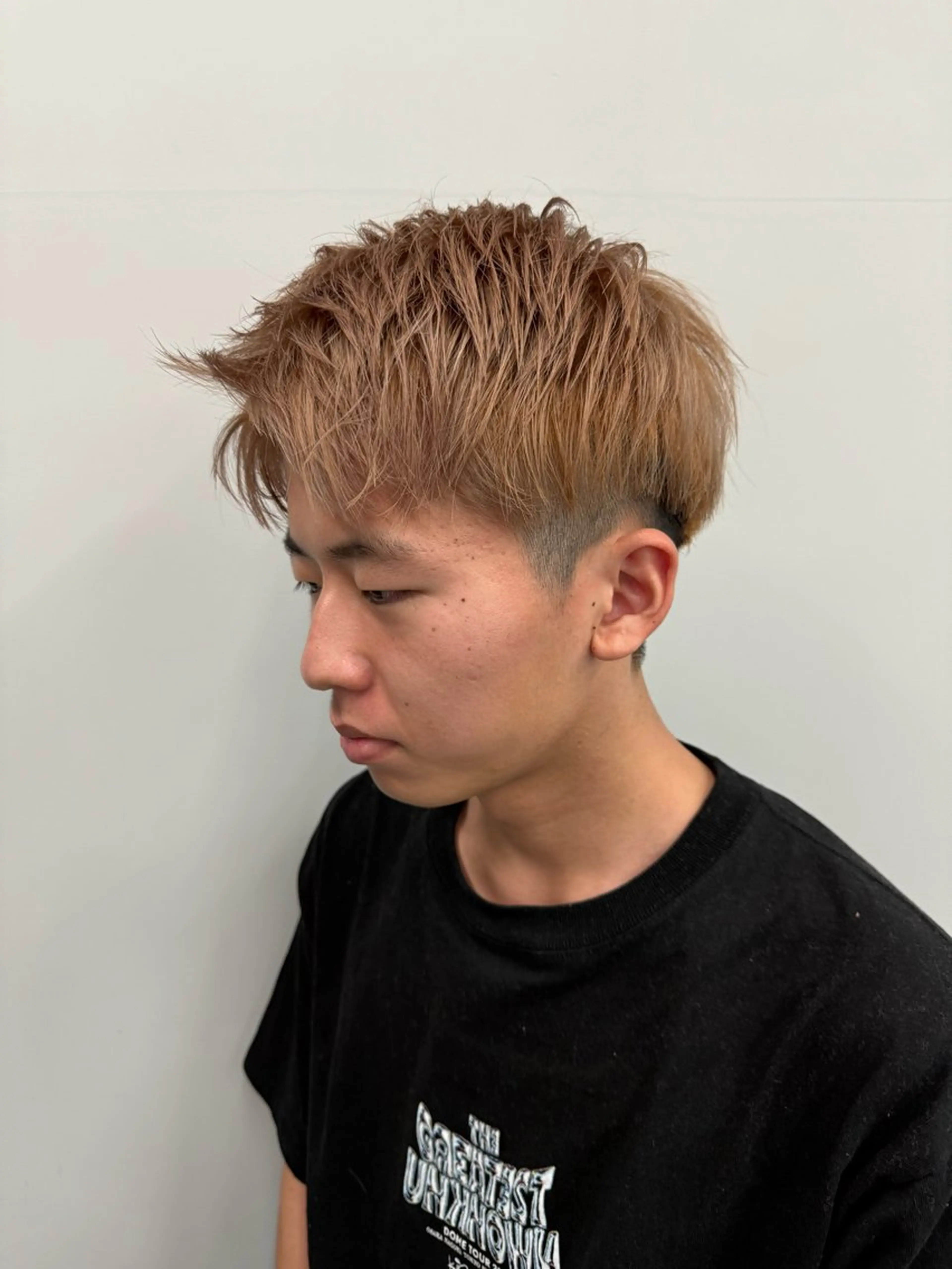 ショート カラー メンズ アップバング メンズブリーチ ベージュカラー ブリーチ ミルクティーベージュ 坂本 響/メンズパーマのヘアスタイル