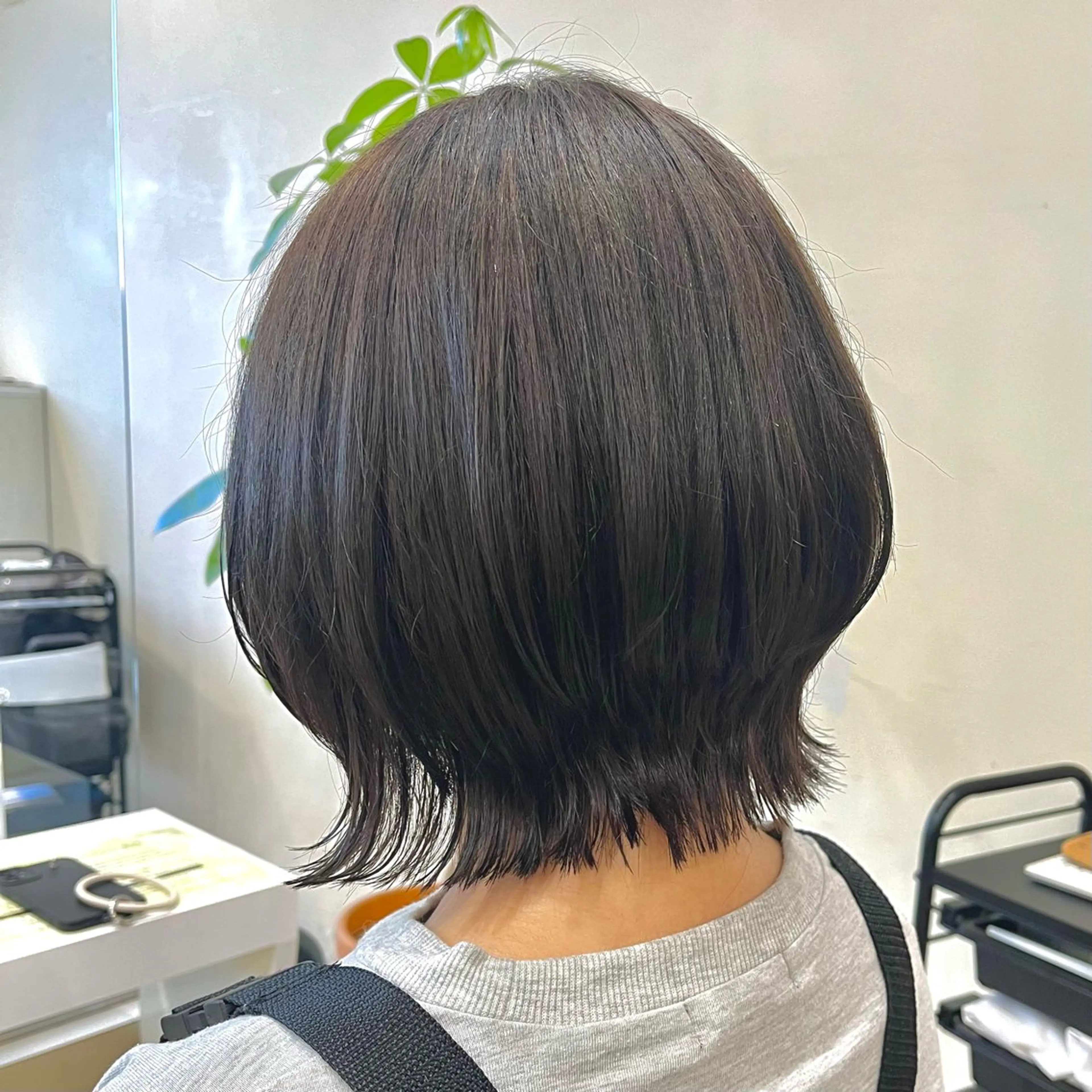 ミディアム カラー ボブ 顔周りカット ウルフカット ウルフボブ カット ヘアカラー 赤みなしカラー/梅田 /レイヤー/IORIのヘアスタイル