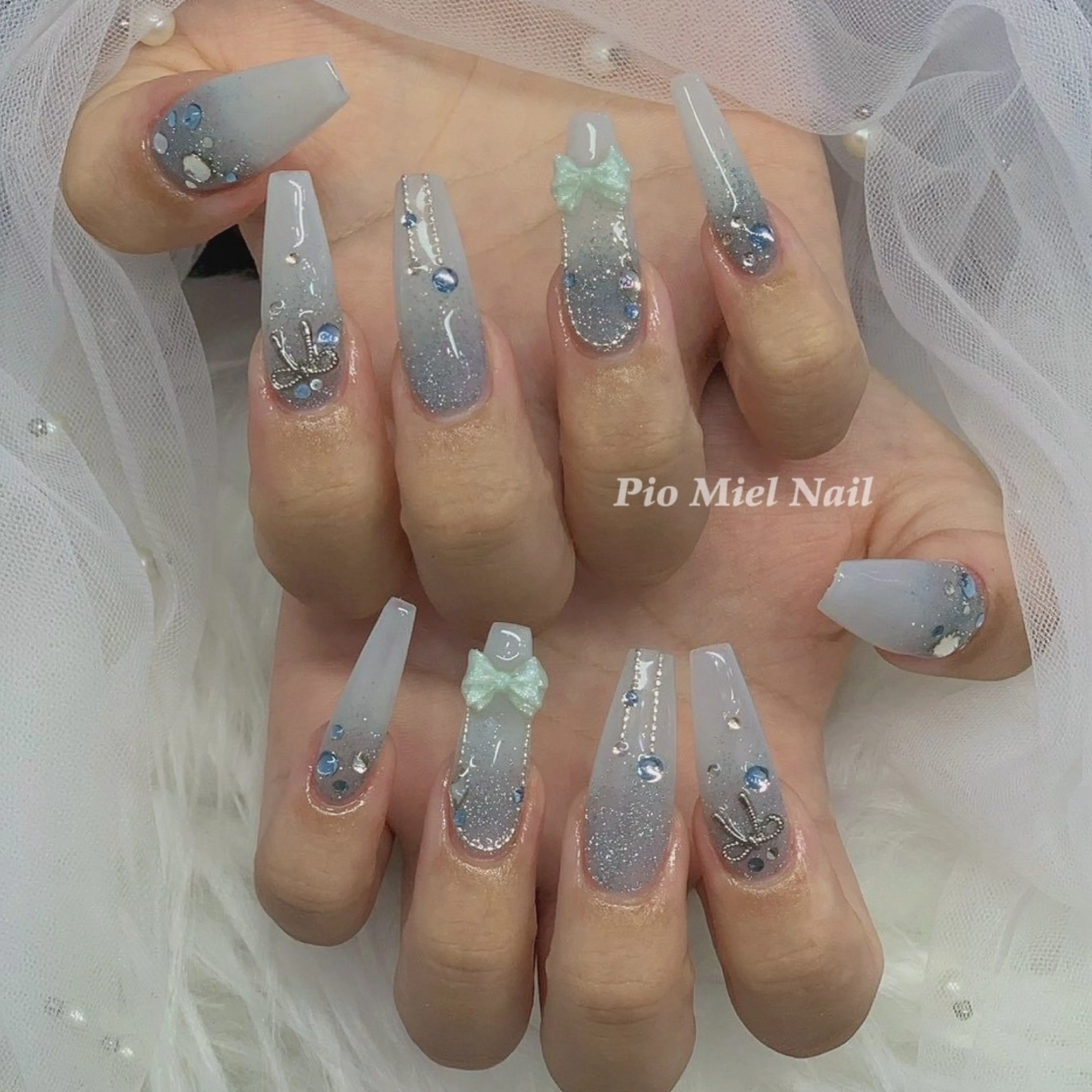 ネイル グラデーション ロングネイル リボン シルバー 冬ネイル ハンドネイル momo 長さだしのネイルデザイン