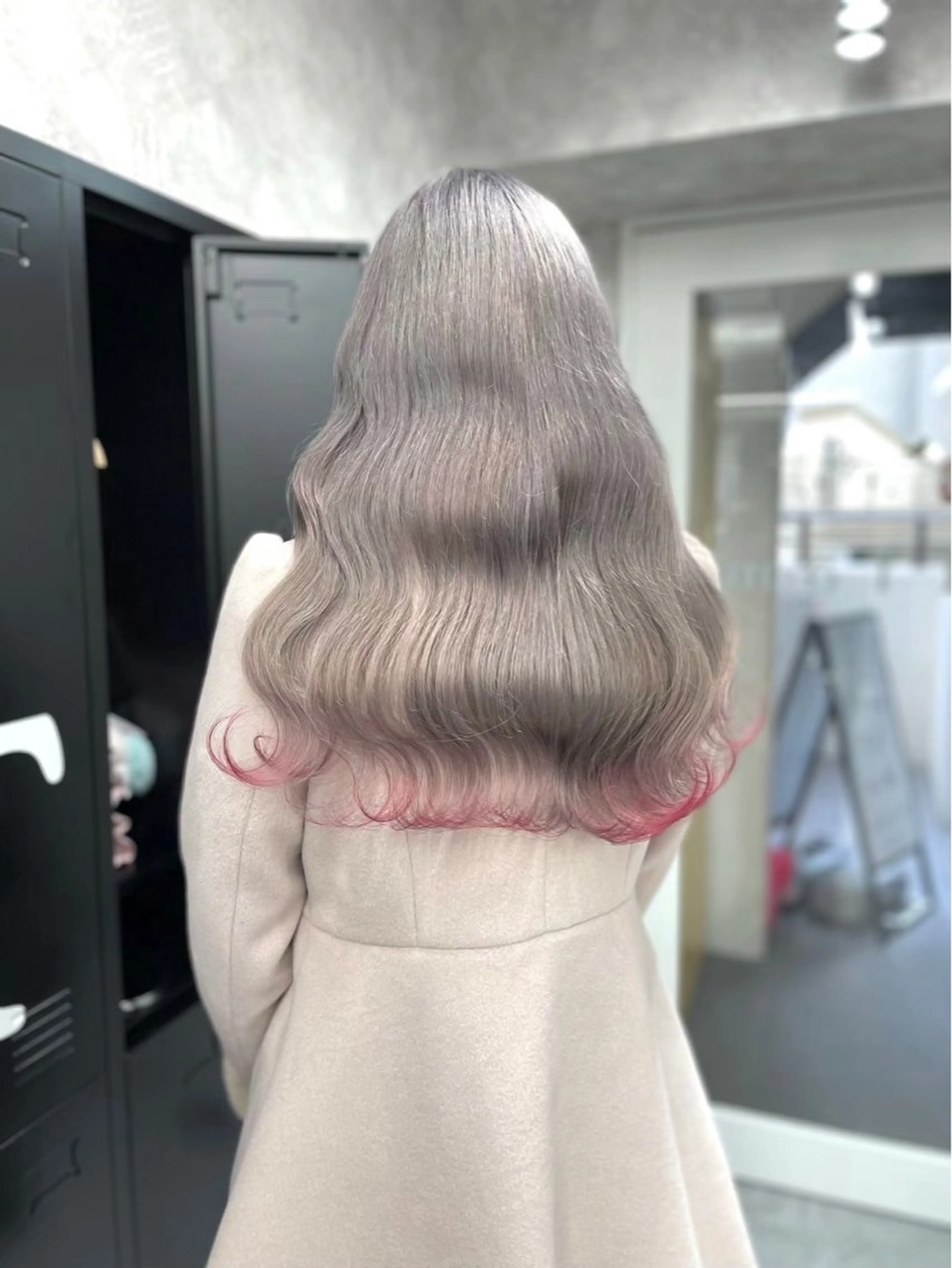 ロング カラー デザインカラー ダブルカラー ハイトーンカラー メンズウルフ🐺♡ ピンク♡ヘアメ🎀のヘアスタイル