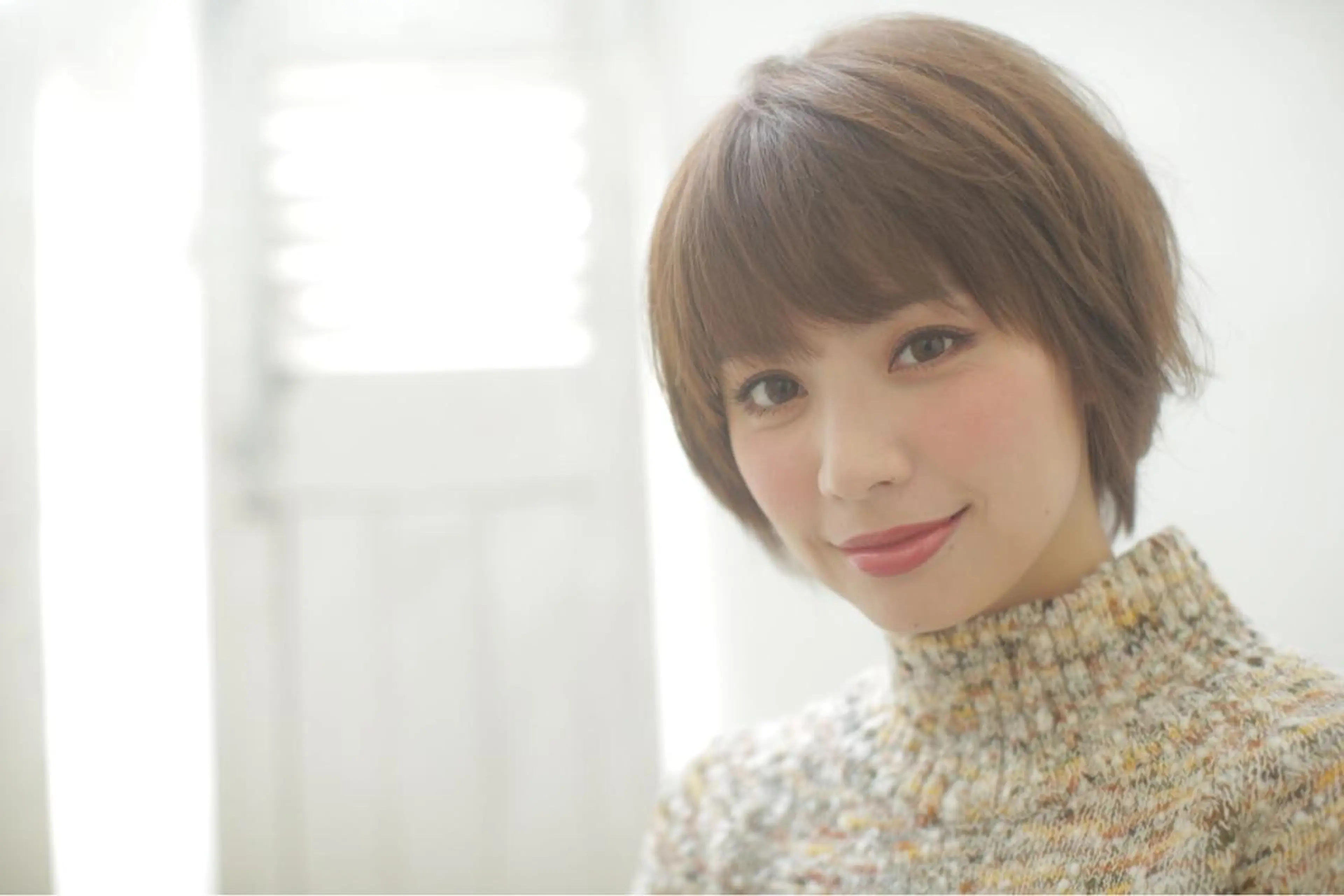 ショート カラー パーマ 黒髪 ボブ 斜めバング 似合わせカット ショートヘア エイト ウメダのヘアスタイル