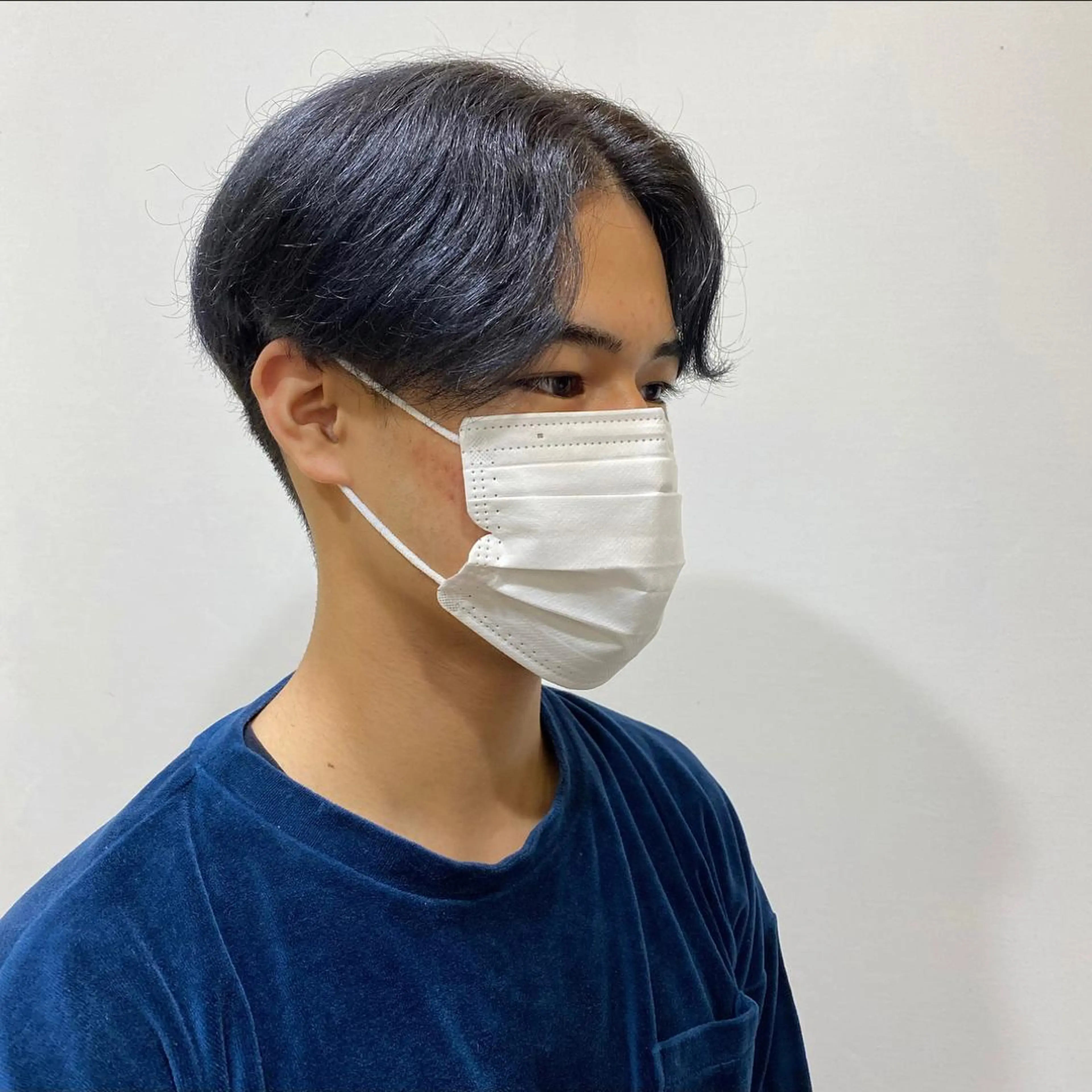 カラー メンズ センターパート ブルーカラー シルバー JINKIメンズ特化 メンズカットパーマのヘアスタイル