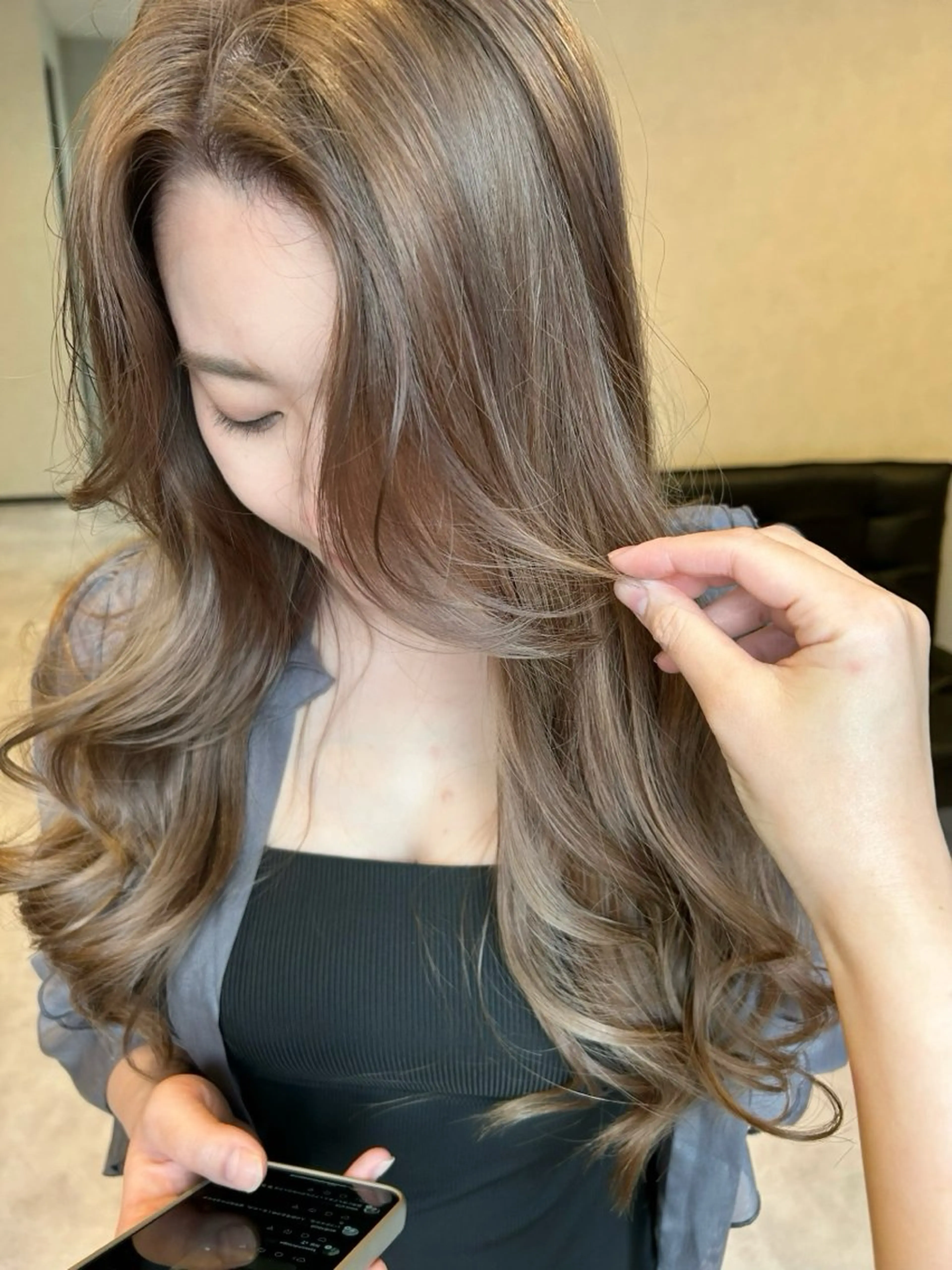 ロング カラー ベージュカラー ミルクティーベージュ ロング カット ヘアカラー ナカジマ ナナのヘアスタイル